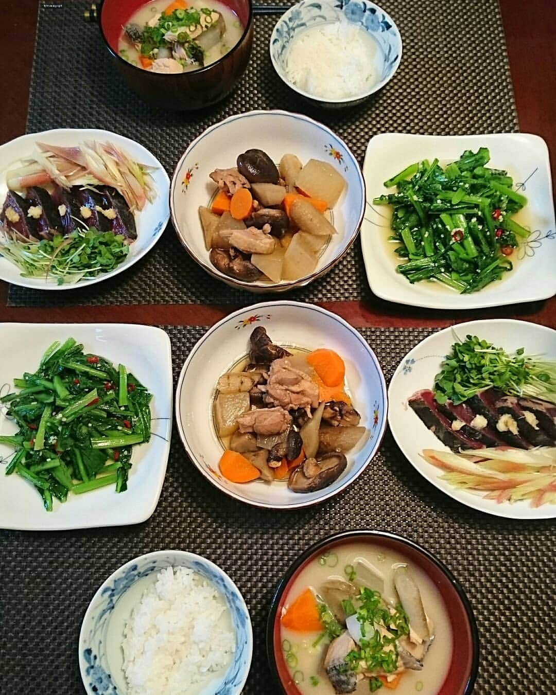 のインスタグラム：「夕ごはんの写真です  この日は  鮭の粕汁  筑前煮  鰹のたたき  小松菜のにんにく塩炒め  でした。  #夕ごはん#おうちごはん#料理#cooking#dinner」
