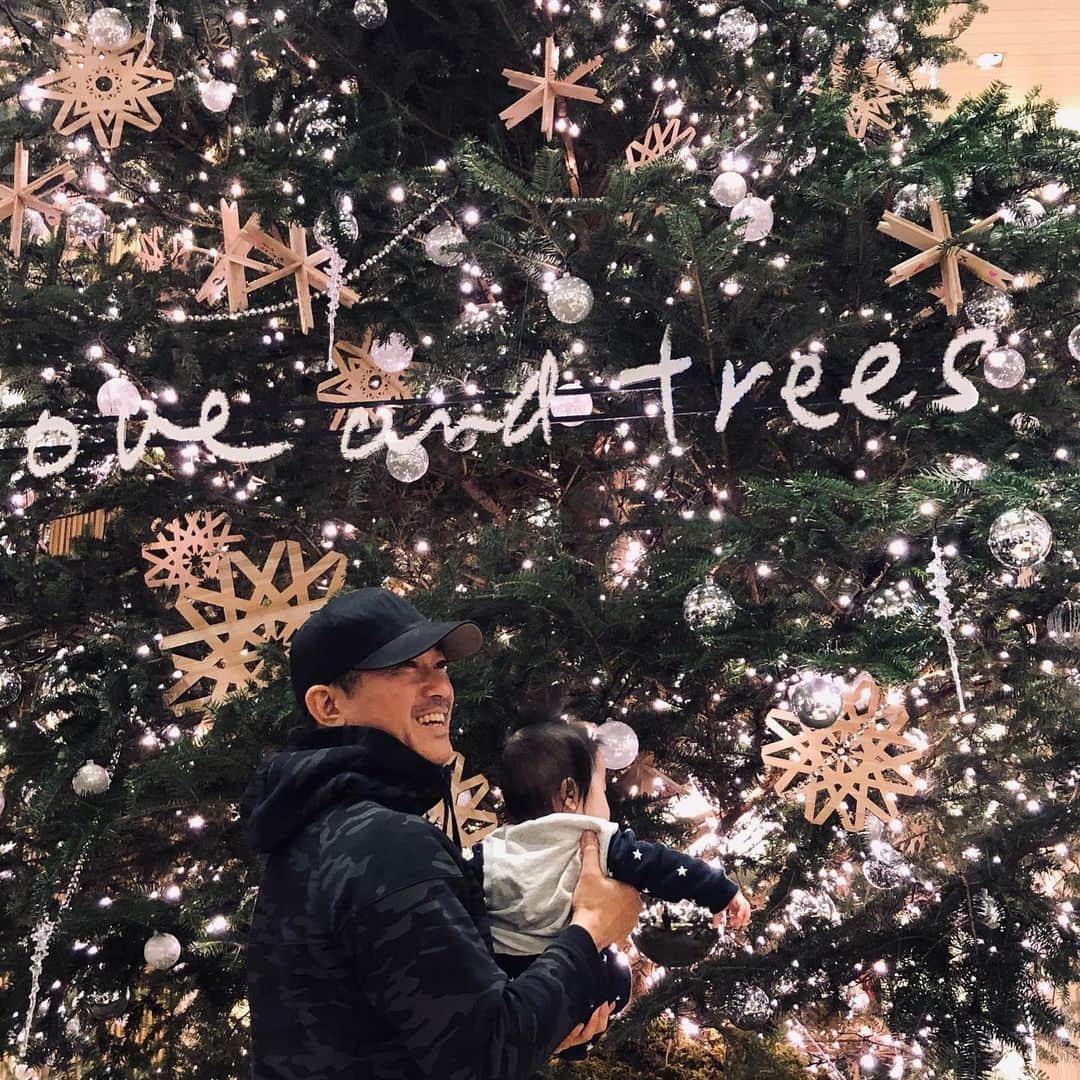 逸見太郎のインスタグラム：「すぐそこ🎄  #2019#xmas#ontheway #tree#myboy#クリスマス#クリスマスツリーの前#行列#子供#撮影会#何枚でも撮りたい#イルミネーション#サンタクロース#ソックス#靴下#長靴#クリスマスプレゼント  街は既にクリスマス色🎄 今年は息子と初めてのX'mas ツリーを購入しようか考え中🤔  ツリーの前で写真撮影 沢山のお母さん達の行列に並んで 何枚も📷  一足早くお友達からサンタさんの靴下のプレゼント頂きました🎁」