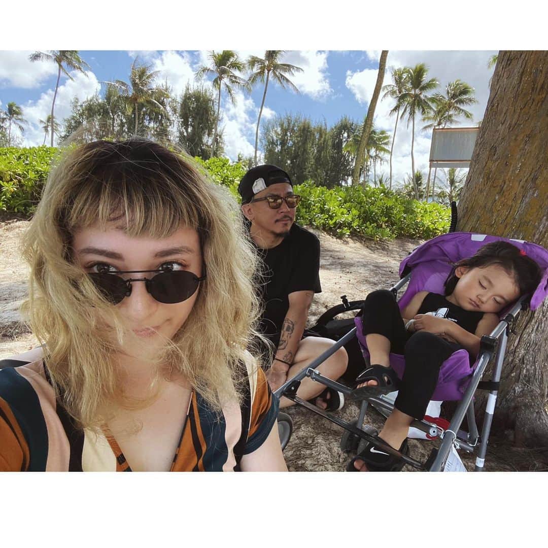 Saki のインスタグラム：「ちょっとバス🚌で 　#カイルア　へ🌴🌴🌴 #ラニカイビーチ  は程よい人しか居なくてゆっくりまったり🌺 そして海綺麗〜🌊🏖 ジョアンはちょうど昼寝Time やったからいいお散歩やった🌈  下調べしてた、　 朝は #morningbrew  で 美味しいコーヒー☕️とワッフル🍓🍇 昼は、 #BuzzsOriginalSteakHouse 🍺🍖🥗🥭🍇🍓🍊🍔🦑🐟 イカフライとポキ、フルーツサラダがサイコーやった🤙🏽 ハンバーガーは微妙ですw🍔  #Hawaii #honolulu #kailua  #ハワイ #ホノルル#ハワイ旅行 #家族旅行 #family #aloha  #親子 #ハワイ旅  #2歳 #2歳6ヶ月 #谷口じょあん #恕空 #親バカ 　#キッズ  #ロン毛男子 #kids #mama #mamalife  #kidsphoto」