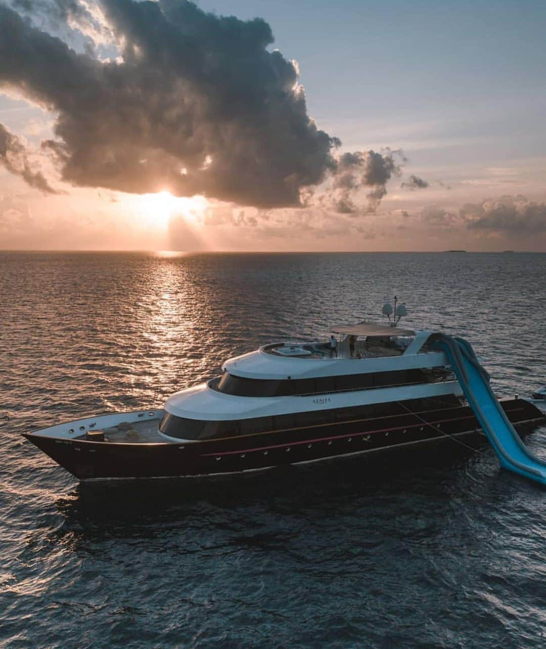 Awesome Wonderful Natureさんのインスタグラム写真 - (Awesome Wonderful NatureInstagram)「Free your mind and sail away 🛳 @azaleacruise & @zachvacay #cruise #cruisehip #yatch #luxury #yacht #maldives #maldiveshotels #maldiveshotel #maldivesvillas #azaleacruise #zachvacay」11月15日 20時41分 - fantastic_earth