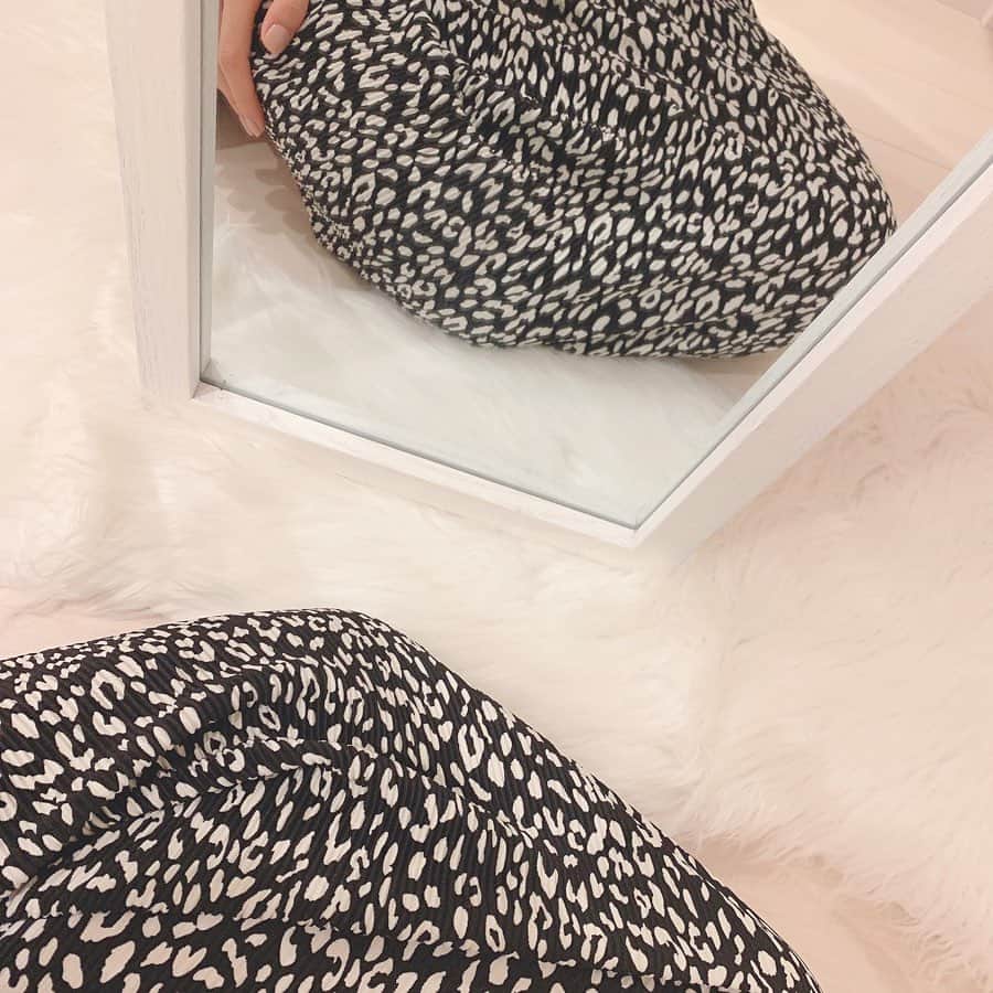 あかねぴさんのインスタグラム写真 - (あかねぴInstagram)「.﻿ ﻿ 念願の全身鏡をゲットしたので﻿ 鏡越しの写真が撮れるようになった♡﻿ ﻿ ちょこちょこコーデを﻿ 載せられるようにしていきたいな〜👗💕﻿ ﻿ レオパードスカートは﻿ ZOZOに今日からオープンした @lveu.official ﻿ ﻿ レオパード柄って派手に見えるかな？とか﻿ 合わせるの難しいイメージだったけど﻿ このスカートは﻿ 落ち着いたレオパード柄で使いやすい🙆🏻‍♀️❤︎﻿ ﻿ 初日限定クーポンやタイムセールも﻿ 行ってるみたいなので﻿ ショップを見てみてねっ🛍﻿ ﻿ #shopping #code #ootd #skirt﻿ #lveu #zozo #zozotown #leopard﻿ #ラブユー #ゾゾタウン #コーデ﻿ #レオパード柄 #レオパードスカート﻿ ﻿#モノトーン #スウェット #秋冬コーデ」11月15日 20時42分 - akanepi0426