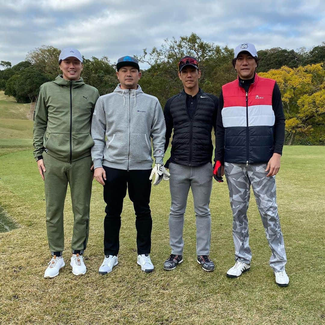 林昌範のインスタグラム：「今日は久しぶりにこのメンバーでゴルフ⛳️ 気づけばみんな元プロ野球選手になってしまったけどゴルフ注意も野球の話で盛り上がった💪スコアは悪かったし喋りすぎて喉が痛い笑 #横浜#denaベイスターズ #ゴルフ #荒波翔 #高崎健太郎 #西森将司  #元プロ野球選手 #たのしかった  #千葉#遅刻した人います」