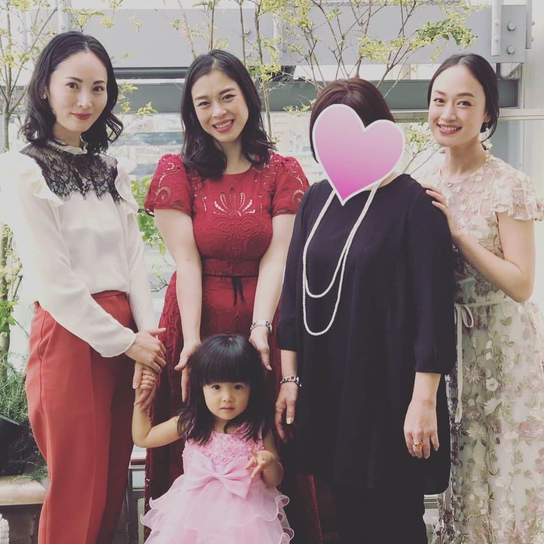 日高薫さんのインスタグラム写真 - (日高薫Instagram)「マヤレメイベント1周年パーティーへ🥰😍🥳🎉 今回は娘と美容大好きなお義母さんも一緒に参加させていただきました❤️ 華やかな会場と雰囲気に癒される中、マヤさんとレメさんが入るとより一層キラキラパワーが凄い輝いていました✨🎉✨🎉✨😆❤️ トークも抽選会も盛り上がって豪華なプレゼントにワクワクトキメキ🎁な楽しい会でした🥰 イベントでいただたコスメまた載せます😌❣️ #マヤレメ #マヤレメイベント #mayareme#1周年 #アニヴェルセル表参道 #love #instabeauty #beauty #beautiful #organic #organiccosmetics #organicfood #トキメキ #トキメク #❤️#ローフード」11月15日 20時51分 - hidaka_kaoru_official