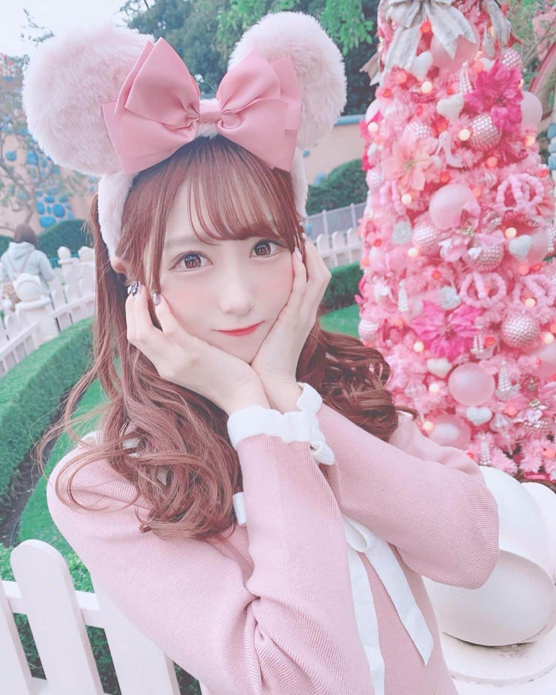 田口未彩のインスタグラム：「🎀 . . 新作のカチューシャとミニーちゃんのお家のクリスマスツリーにぴったりなこのワンピースは( @lecren.official )のものだよ💗 . . . #ディズニー #ディズニーランド #新作カチューシャ #tdl #tds #ディズニーシー  #ディズニーカチューシャ  #秋服 #秋コーデ #ピンクコーデ #秋カラー #秋メイク #エブリン #冬服 #クリスマスディズニー #ディズニークリスマス #ディズニー被り物 #ニットパーカー #量産型女子 #量産型 #量産型コーデ #冬メイク #ピンク加工」
