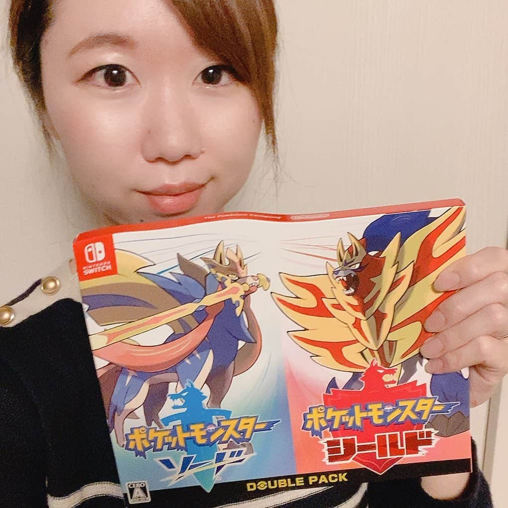 堀池真緒さんのインスタグラム写真 - (堀池真緒Instagram)「🎉㊗️🎉ポケモン最新作🎉㊗️🎉 シールドやります🛡御三家迷う！  #ポケモンソードシールド #ポケモンソードシールドダブルパック #ポケットモンスターソードシールド #ポケットモンスター #ソードシールド #ポケモン #pokemon #ポケモン初代世代 #ポケモンだいすきクラブ #ニンテンドースイッチ #ニンテンドースイッチライト #nintendo #nintendoswitch #nintendoswitchlite #ポケモンアナウンサー #まさかのタグ #時空が歪んだ」11月15日 20時53分 - horiikemao