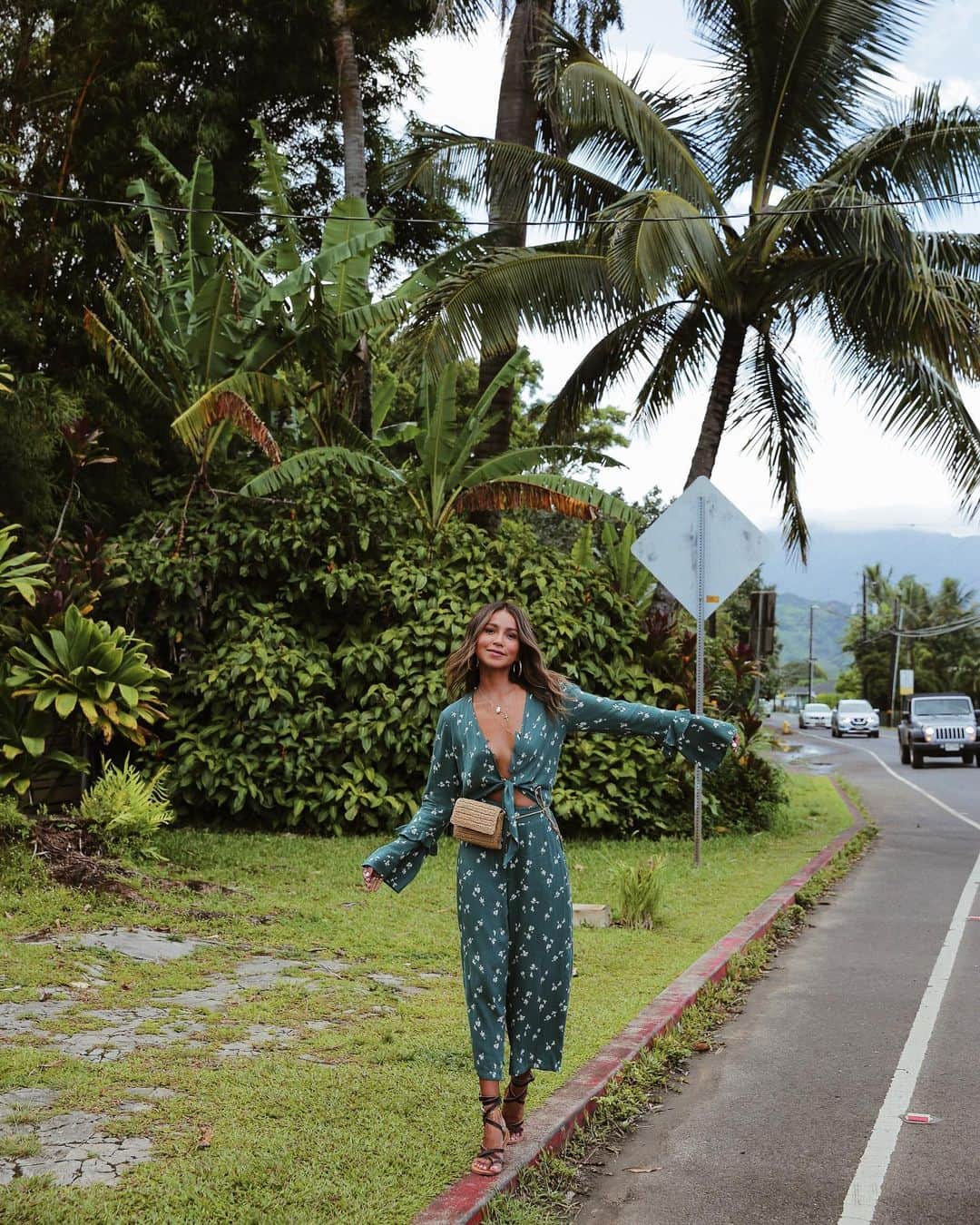 ジュリー・サリニャーナさんのインスタグラム写真 - (ジュリー・サリニャーナInstagram)「Aloha. 🌺 wearing @billabongwomens two piece! #GiveBillabong #ad」11月15日 21時07分 - sincerelyjules