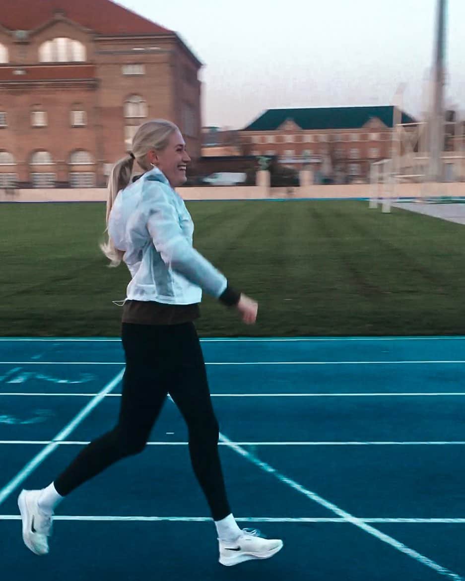 イダ・カーストフさんのインスタグラム写真 - (イダ・カーストフInstagram)「This feeling 🔥🔥 Running again for the first time after 6 weeks of recovery. I’m not going to get ready for the indoor season, but I’m happy to be back on the track 🙏🏼 • • #slowlybutsteady #babysteps #runningagain #recovery #athlete #sprint #athletics #running #backontrack #athletelife #danish #girl #nike #danishgirl #training #trusttheprocess #trackandfield」11月15日 21時06分 - idakkarstoft