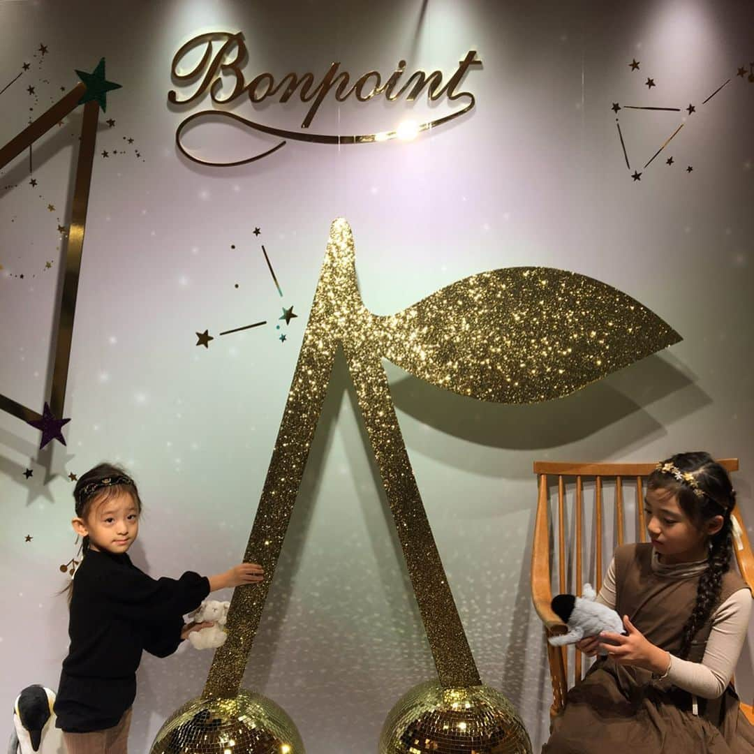 Rieさんのインスタグラム写真 - (RieInstagram)「新宿伊勢丹6階が Bonpointのクリスマスに😍  17日日曜日まで憧れのBonpointのヘアアクセサリーでヘアメイクしてもらえるよ♡  女の子は嬉しいよねー♡  みーちゃんはラプンツェルにしてください😍って頼んでました！  やっぱりまだまだプリンセスがすきなのね♡  可愛くしてもらえて嬉しそうでした☺️ @ayakato__ にも会えて楽しい嬉しい日になりました♫  おばちゃんはすっかりお喋りが上手になったゆあちゃんにメロメロだよ🥺💕 #ボンポワンのクリスマス #bonpointnoel2019#bonpoint」11月15日 21時06分 - riemirin_k