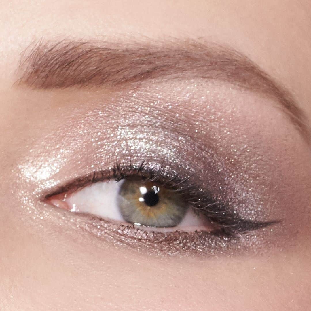 のインスタグラム：「Get The #SilverGlitter Look:  1 - Sweep a deeper hue than your natural skin tone over lids (starting above your iris and blending outward). 2 - Blend a lighter pearlescent shade on inner corners and lightly sweep over lids for an eye-brightening shimmer. 3 - Finish with your favorite eyeliner and mascara.  Makeup by @cygmakeup  #bobbibrown #shimmereyeshadow #sale #blackfriday #cybermonday #makeupsale #eyes #makeuptips #holidaybeauty #shimmereyes #sparkles #wingliner #easymakeup」