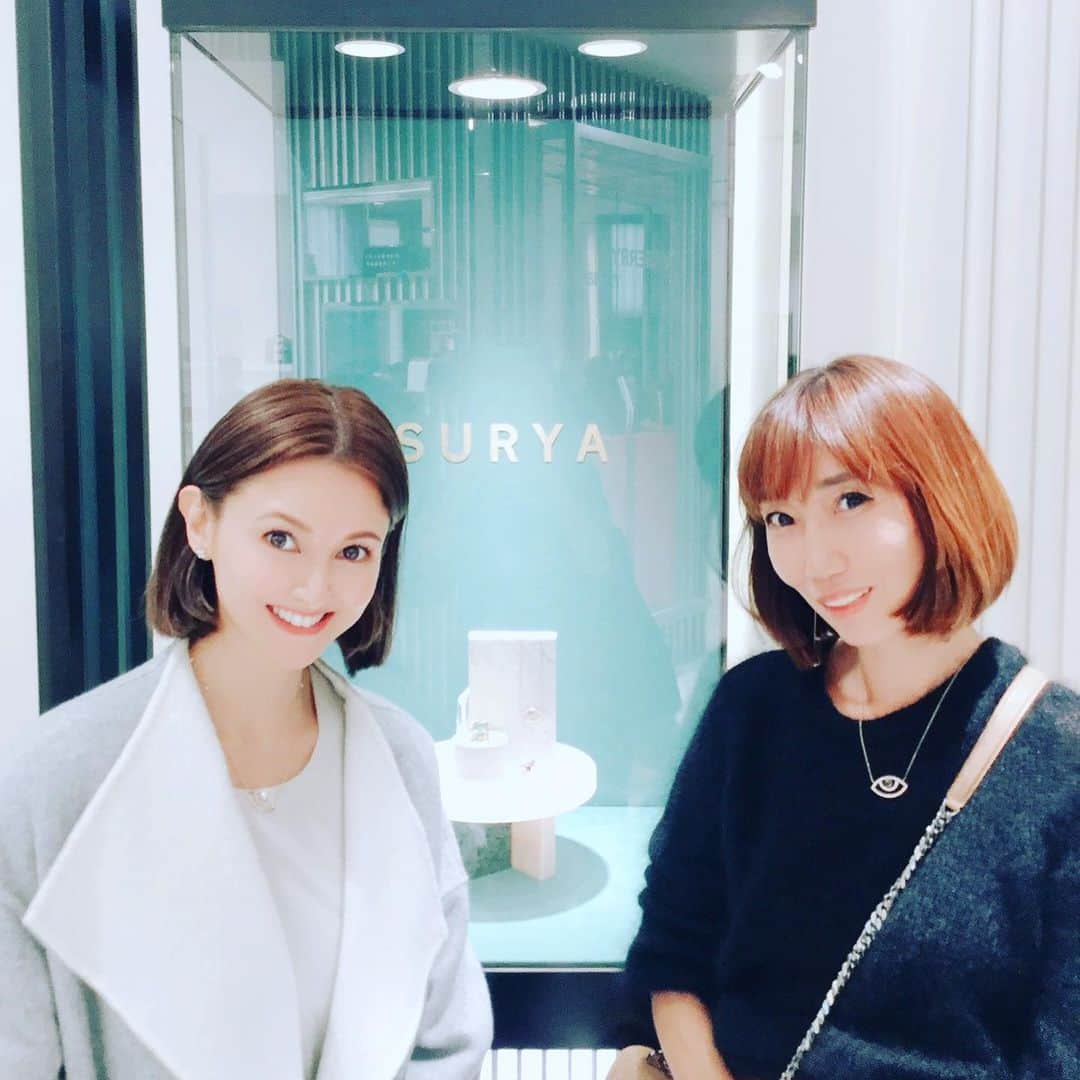 橋本麗香のインスタグラム：「@lights_of_surya  見ているだけで 近くに感じるだけで 心華やぎキラキラしてくるジュエリー @keikosasaki_mylan の愛と気品が 詰まったエナジーを直で感じられて 幸せでした✨🙏🏻✨ ． 伊勢丹でポップアップ11/19までやっています💜💙」