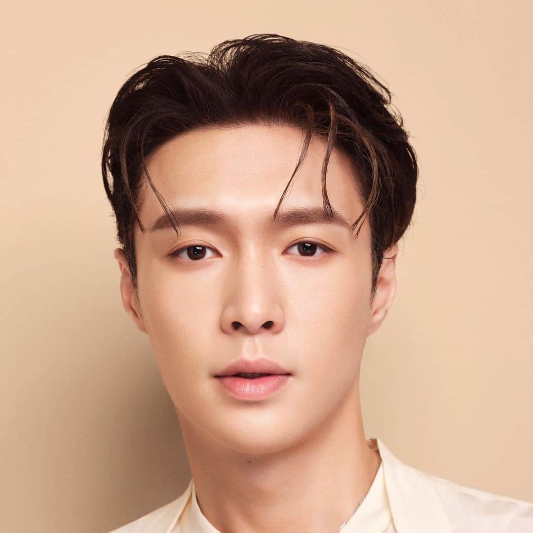 M∙A∙C Cosmetics Japanのインスタグラム：「ㅤ 【本日スタート】 LAY ZHANGがブランド初となるアジアのスポークスパーソンに就任🎉 11/15～全国店舗＆公式オンラインにてスタジオ フィックス フルイッド SPF 15ご購入で、限定カード1枚をプレゼント！中には各店枚数限定のプレミアムカードも…？ カードはなくなり次第終了なので、お早めに✨ ㅤ #MACXLAY ㅤ ㅤ ㅤ ㅤ ㅤ #MACCosmeticsJapan #MACコスメ #MACCosmetics #コスメ #メイク #LAYZHANG #スポークスパーソン #studiofixfluid #スタジオフィックスフルイッド #メイク動画 #リキッドファンデーション #ファンデーション #リキッドファンデ #ファンデ #カラバリ #テカリ対策 #混合肌 #ベースメイク #メンズメイク #美肌 #肌ケア #メイク法 #メイクレクチャー #makeup #basemakeup #liquidfoundation」