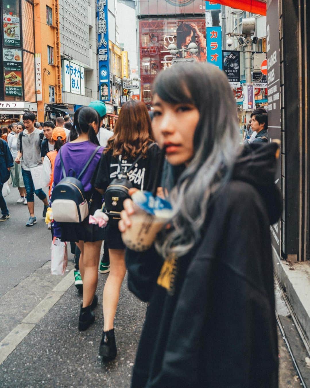haru wagnusさんのインスタグラム写真 - (haru wagnusInstagram)「20 Cheers for Tokyo vol.3 #TokyoTokyo ㅤㅤㅤㅤㅤㅤㅤㅤㅤㅤㅤㅤㅤ 2020年に向けて、「東京」の魅力が詰まった写真や動画を国内外に広げるプロジェクト #20CHEERSFORTOKYO に皆さんも参加しませんか？ あなたの作品が世界に発信されるチャンス。 ㅤㅤㅤㅤㅤㅤㅤㅤㅤㅤㅤㅤ ㅤㅤㅤㅤㅤㅤㅤㅤㅤㅤㅤㅤㅤㅤㅤㅤㅤㅤㅤㅤㅤㅤㅤㅤㅤㅤ ※Vol.1と2の写真は　#20CHEERSFORTOKYO_wagnus でご覧いただけます。  今回は文化の秋ということで、Tokyoのファッションとそのカルチャーをテーマに撮影をしてきました。場所は渋谷のセンター街や宇田川町などを巡りました。モデルは 渋谷といえばこの人、ナオちゃんです（@nao_ik )  ㅤㅤㅤㅤㅤㅤㅤㅤㅤㅤㅤㅤㅤ I shoot under the theme of Tokyo “Fashion” & “culture” in Shibuya with my friend lovely model @nao_ik , to introduce the Tokyo culture it into the world.  Please check #tokyotokyooldmeetsnew  ㅤㅤㅤㅤㅤㅤㅤㅤㅤㅤㅤㅤㅤ 渋谷や宇田川町は、もう随分むかしから通い詰めている、僕にとっての東京におけるファッションとカルチャーの中心地。服装だけじゃなく、人や店や空気感が常に尖ってて、何かを生み出し続けている街というイメージ。宇田川町近辺は、以前は音楽レコードショップの世界の中心地と呼ばれ、世界中の最新レコードやCDが買えた場所でした。そんなショップも多く立ち並び、僕もDJをしていた頃は毎週通っては、良い音源探しに明け暮れていました。今では、音楽も配信メインとなってレコードやCDのようなメディアが売れなくなり、軒並みそういった店はなくなってカフェとかに変わってしまいましたが、今でも数店舗は残存しています。またこの辺りは拘りのサブカルファッションショップやレストランもいくつかあって面白い場所です。そんな渋谷は、僕にとっては行くと人の思念が多くて疲れるけど、未だに１週間に１回は何かと文化を感じたくて足を運び続けている場所です。 ㅤㅤㅤㅤㅤㅤㅤㅤㅤㅤㅤㅤㅤ ㅤㅤㅤㅤㅤㅤㅤㅤㅤㅤㅤㅤㅤ @tokyotokyooldmeetsnew にて「20 Cheers for Tokyo」開催中、みなさんもご参加ください。　 ㅤㅤㅤㅤㅤㅤㅤㅤㅤㅤㅤㅤㅤ 企画への参加方法 （@tokyotokyooldmeetsnew）をフォロー、公式サイトの概要を読んで、ご自身のInstagramアカウントより、下記のハッシュタグをつけて投稿ください。 投稿された作品をひとつにまとめ上げ、東京をテーマとしたオリジナルムービーを作り国内外に広げていきます。 ㅤㅤㅤㅤㅤㅤㅤㅤㅤㅤㅤㅤㅤㅤㅤㅤㅤㅤㅤㅤㅤㅤㅤㅤㅤㅤ #TokyoTokyo　#20CheersforTokyo　#streetfashion　＃tokyotokyooldmeetsnew #渋谷 #Shibuya #渋谷センター街 #PR」11月15日 21時05分 - wagnus