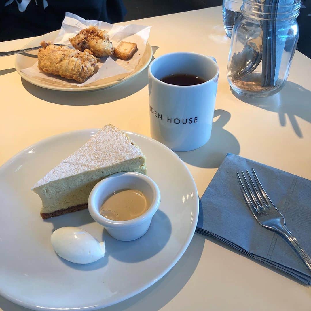 大野真昂のインスタグラム：「☺︎ ・ ほうじ茶チーズケーキ 美味しかった〜☁️ ・ 甘いの食べたけん辛いの食べたい ・ #新宿 #newoman #gardenhouse #ほうじ茶チーズケーキ」
