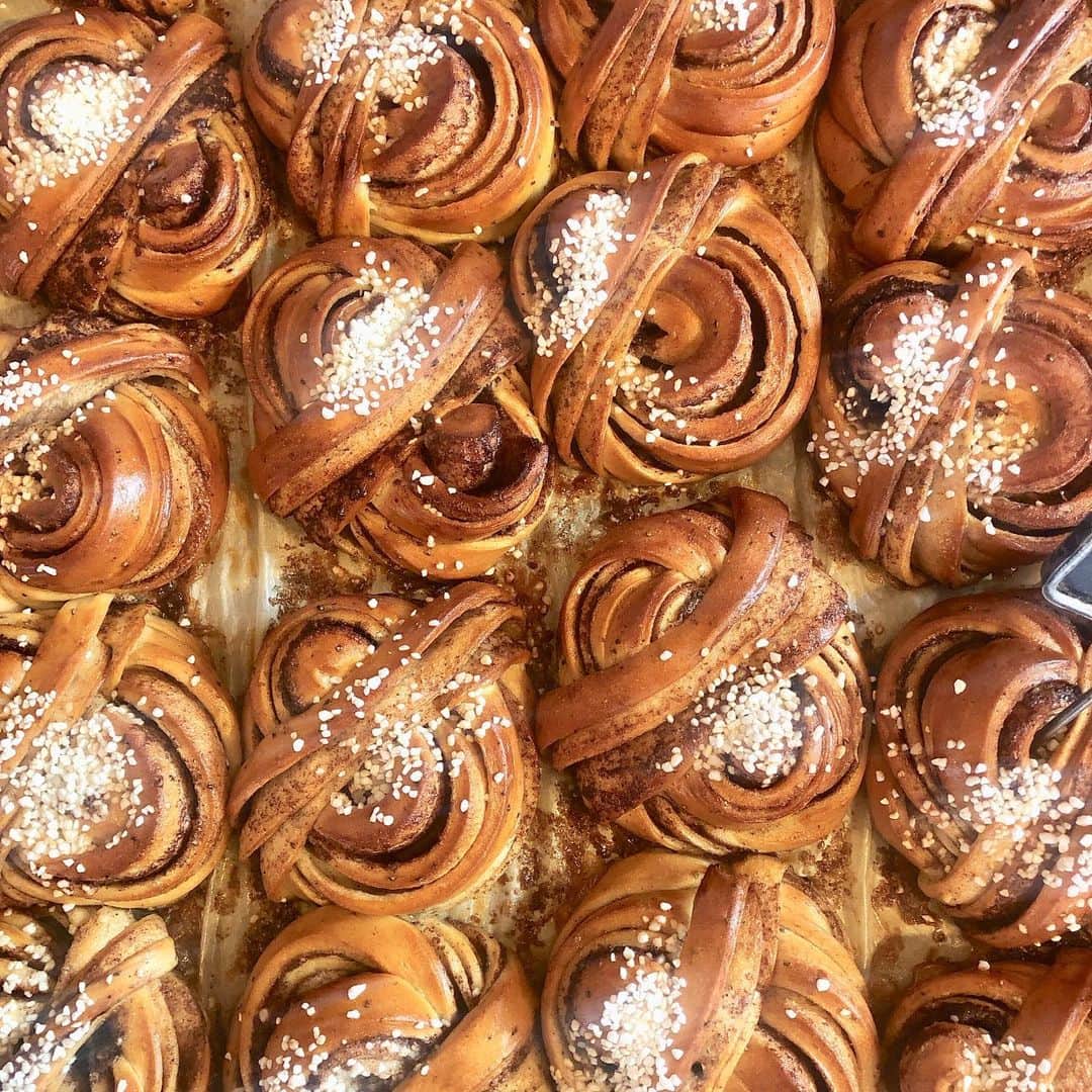 山田優依さんのインスタグラム写真 - (山田優依Instagram)「Fabrique Stenugnsbageri🥐 . ニューヨーク、ロンドンにも進出している スウェーデンで人気のベーカリーFabriqueBakery . どこのパン屋さんでも、シナモンロールの アレンジ版？として並んでいる、 スウェーデンで生まれたカルダモンロール . カルダモンの香りも悪くないけど やっぱりノーマルシナモンロールが美味しい☺️ . #Sweden #Stockholm #Gamlastan #FabriqueStenugnsbageri #Cardamom #Kardemumma #tabijyomap_sweden」11月15日 21時07分 - yui_gourmetwalker