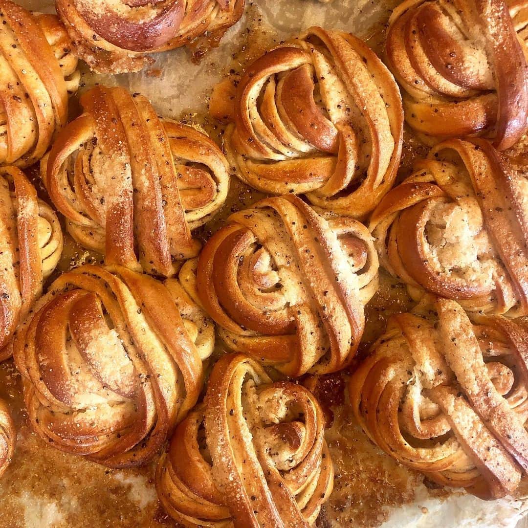 山田優依さんのインスタグラム写真 - (山田優依Instagram)「Fabrique Stenugnsbageri🥐 . ニューヨーク、ロンドンにも進出している スウェーデンで人気のベーカリーFabriqueBakery . どこのパン屋さんでも、シナモンロールの アレンジ版？として並んでいる、 スウェーデンで生まれたカルダモンロール . カルダモンの香りも悪くないけど やっぱりノーマルシナモンロールが美味しい☺️ . #Sweden #Stockholm #Gamlastan #FabriqueStenugnsbageri #Cardamom #Kardemumma #tabijyomap_sweden」11月15日 21時07分 - yui_gourmetwalker