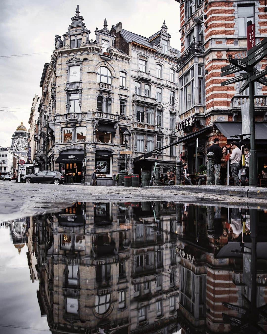 6151さんのインスタグラム写真 - (6151Instagram)「Pierre Marcolini｜Place du Sablon,Brussels﻿ ﻿ ピエール・マルコリーニは﻿ ベルギー生まれなんだって。﻿ サブロン広場のお店は﻿ カフェでイートインも出来るみたい。﻿ ﻿ 路面店の前に﻿ アイスバーのお店があって﻿ 食べ歩きもできる。良い。」11月15日 21時16分 - 6151