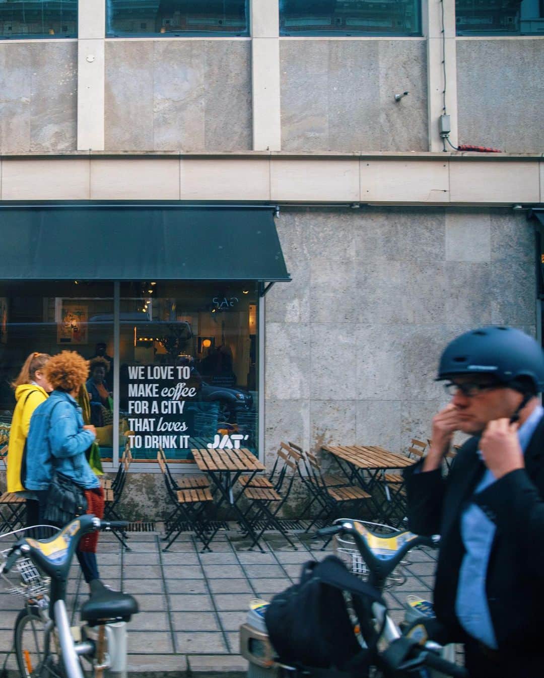 6151さんのインスタグラム写真 - (6151Instagram)「Pierre Marcolini｜Place du Sablon,Brussels﻿ ﻿ ピエール・マルコリーニは﻿ ベルギー生まれなんだって。﻿ サブロン広場のお店は﻿ カフェでイートインも出来るみたい。﻿ ﻿ 路面店の前に﻿ アイスバーのお店があって﻿ 食べ歩きもできる。良い。」11月15日 21時16分 - 6151