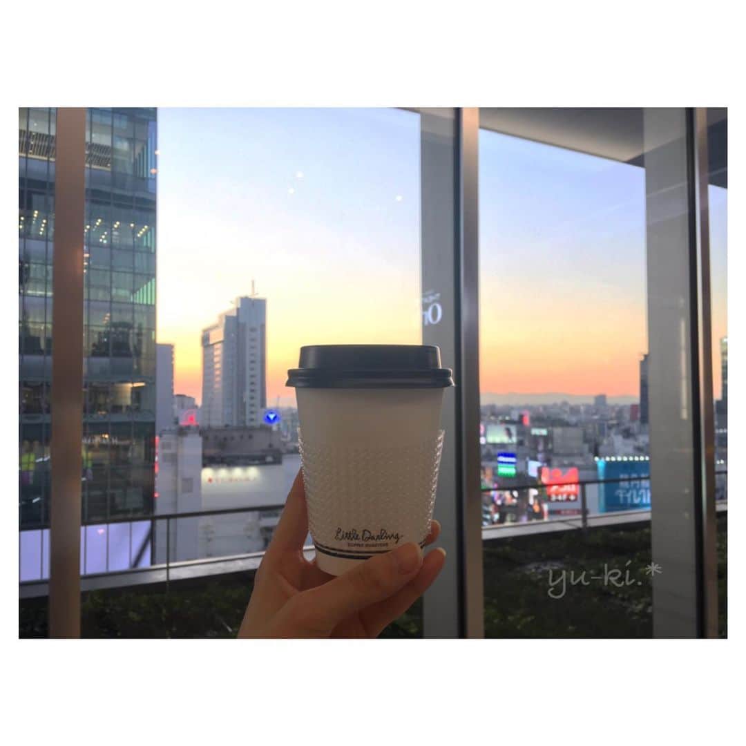 二見夕貴さんのインスタグラム写真 - (二見夕貴Instagram)「. 夕暮れコーヒー☕️. * . . 安定の #THETHEATRECOFFEE 今回は夕焼けバックに♡ . #coffee #cafelatte #ilove coffee #twilight #sunset #gradationsky #ilovesky #niceview #shibuyacafe #shibuya #shibuyahikarie #cameragirl #コーヒー #カフェラテ #コーヒー巡り #コーヒー好き #夕暮れ空 #夕焼け #グラデーションの空 #空好き #空まにあ #ゆうやけこやけ部 #渋谷カフェ #渋谷ヒカリエ #カメラ女子」11月15日 21時23分 - yyyuki___