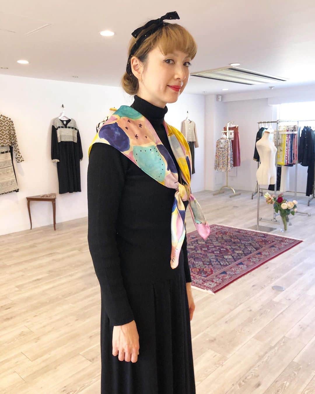 のインスタグラム：「明日も「S for Shoko」東麻布ショップは11時からオープンします✨新作の【モロッコタイル柄スカーフ】と、先月から店頭にてお取り扱いを始めた @lucyandmatilda のヴィンテージジュエリーの組み合わせが気に入っています。ぜひ @SforShoko ウェブショップもご活用下さいね！ #SforShoko」
