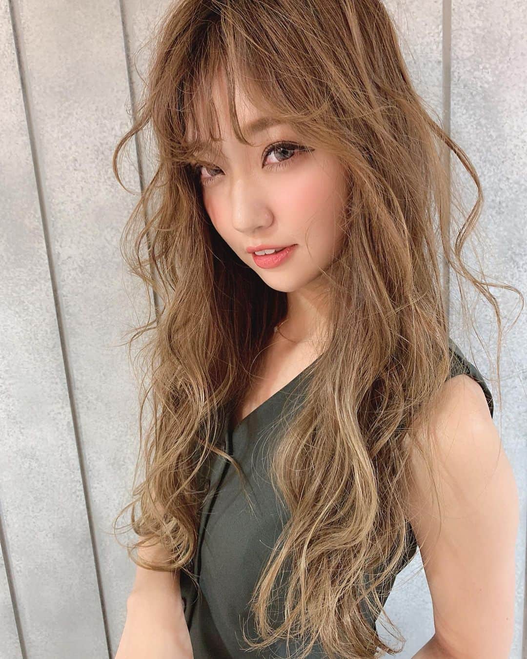 いっちゃん/嶋津 いつみのインスタグラム：「. . 自分の髪が金髪過ぎてビビる🙄💨💨💨 . . . . . やらなアカンことも溜まってるし 夢の国から帰ってきたことやし そろそろ現実見ることにします🤓👉🏻👈🏻w . . . . . でもお仕事も楽しいねんなー💓 私の人生って、たぶん楽しい😂❤️ . . . . #関西  #関西サロモ  #サロンモデル #サロモ #いっちゃん  #フリーモデル #関西モデル  #あざといっちゃん #かわいっちゃん #いっちゃんコーデ #ブライダルモデル #アレンジモデル #ヘアカラー  #ヘアアレンジ #ootd . .」