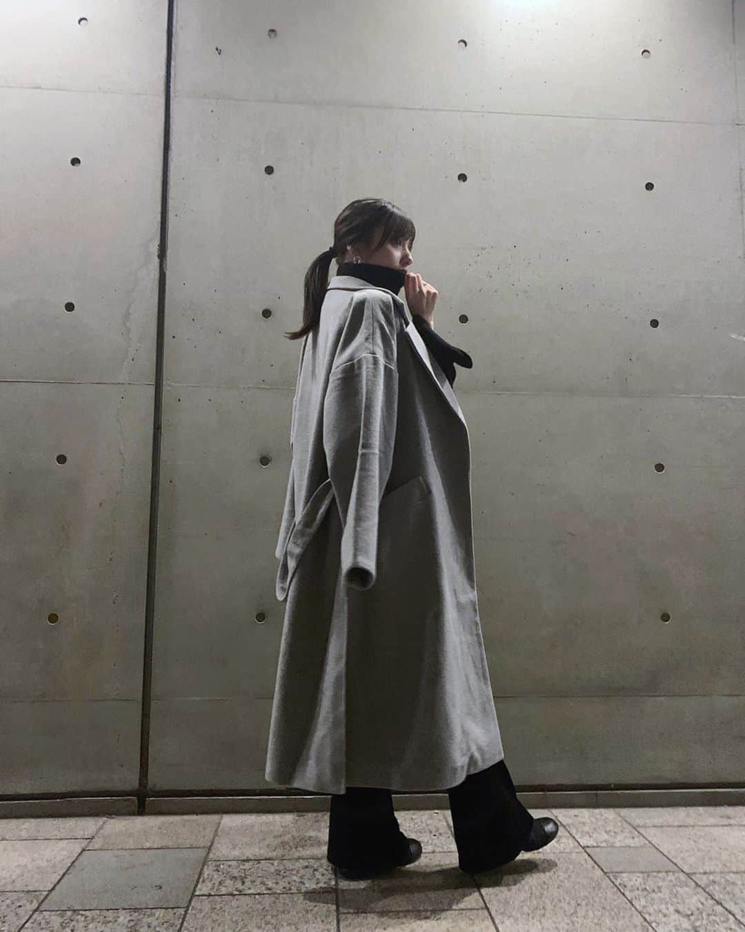 のインスタグラム：「outfit.❤︎ たまにはグレー👏🏻暖〜い☺︎ outer @fifth_store  tops  leannofficial  bag  maisonmargiela  寒いね〜⛄️ 風邪ひかないように気をつけてね！ . #outfit#fifth#fifthtl #フィフス#低身長コーデ#秋アウター#オーバーサイズガウンコート」