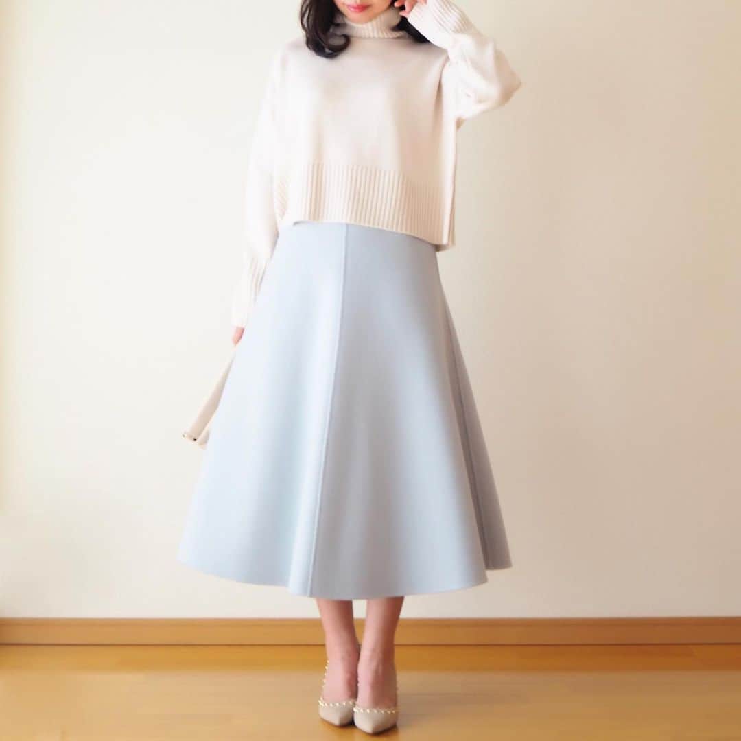 のインスタグラム：「outfit❄️ * white×blue☺︎ * 買ってから 寒くなるまで ほくほくと温存していたタートルのニット。 短めがたまらない。 * #madisonblue #zara #pellico #norc」