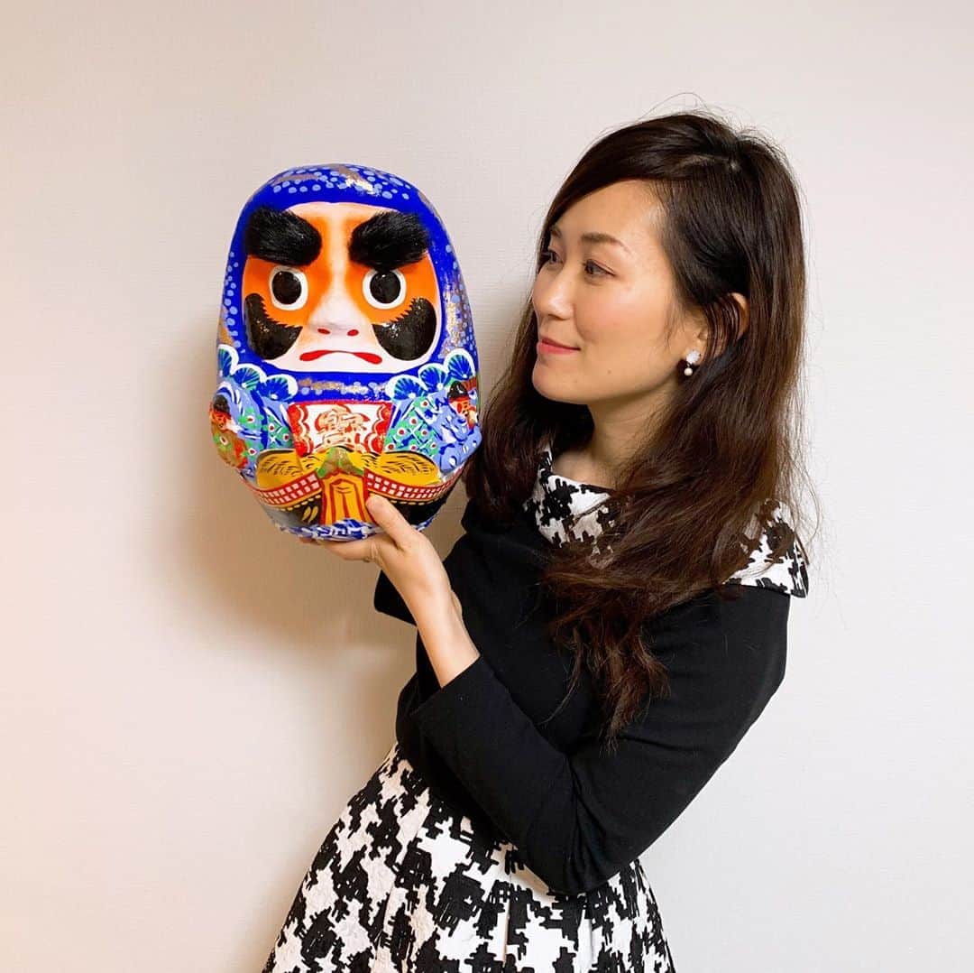 ティーナ・カリーナのインスタグラム：「大きな #松川だるま をいただきました☺️ すっごく嬉しい🥰 眉毛ふさふさ😍  松川だるまは、宮城の自然、空と海を表した群青色。そして政宗公に配慮をして最初から両目ぱっちりです👀 しっかりと、見守ってくれています😊  大切にします😊  #松川だるま #本郷だるま屋 #だるま #daruma」