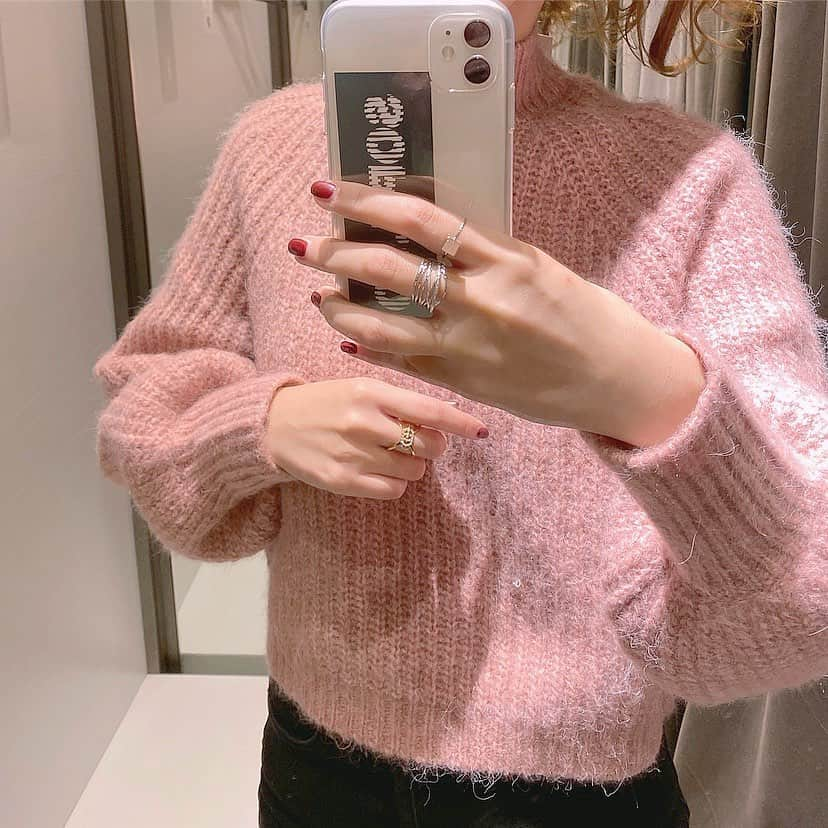 Maiさんのインスタグラム写真 - (MaiInstagram)「・ この前買った @zara のニット☝️♡ ・ いちごミルクみたいなピンクがめっちゃ可愛い🍓♥️ ・ サイズや品番などブログに詳細書きました📝 ・ このニットと一緒に購入した他のアイテムについても詳しく書いてます💫 #zara」11月15日 21時27分 - maimaimai1016