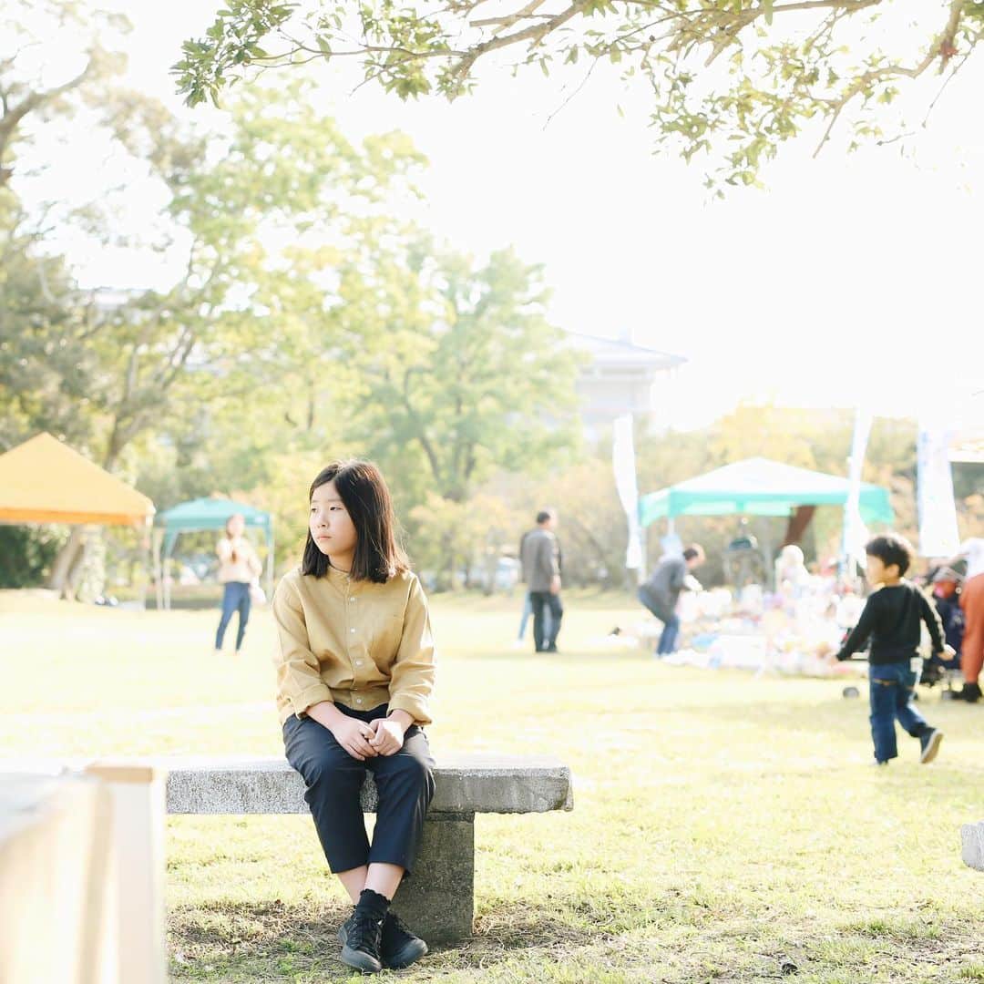 Rihoのインスタグラム：「大きくなった彼女は 小さい頃のように無邪気な笑顔は あまり見せなくなった  だけど それが10歳の彼女 それが 成長  そんな10歳の自然な姿を 今しかない姿を撮影している  そう思っているけど ちょっとだけ寂しい母」