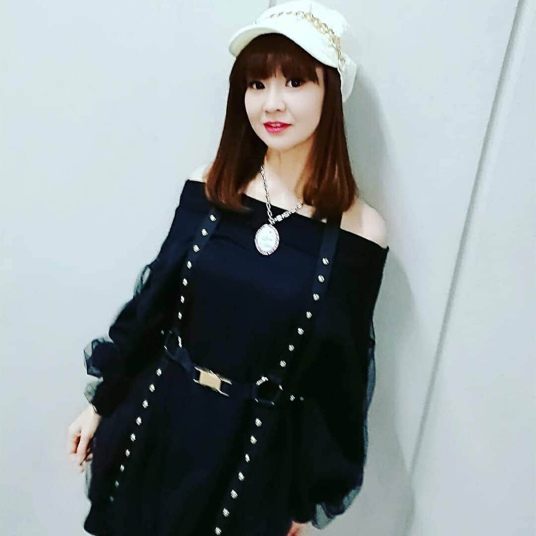 さゆりさんのインスタグラム写真 - (さゆりInstagram)「珍しくハード目のお洋服です〰️🎶🤣🎶でもチュールが可愛い💖🤣 笑顔じゃない表情が苦手です～😅💦 笑けそうになるor顔がひきつる🤣🤣🤣 #昨日の夜 🌃✨ #他にもひきつる出来事が〰️❗ #豚汁 #火を消したつもりがついたままで #焦げ付いてた 〰️😱😱😱😱😱 #ほんっとにバカ‼️😱 #火事にならなくって良かったです🤗 #そして #母が又倒れる〰️😭😭😭 #早目に処置して貰えて助かりました💖 #心臓が凍る気分 #寒さが厳しくなってきたので #皆様お気をつけ下さい ❗💖🤗💖 #かつみさゆり  #さゆり  #吉本坂46 #onespo」11月15日 21時29分 - katsumisayuri_sayuri