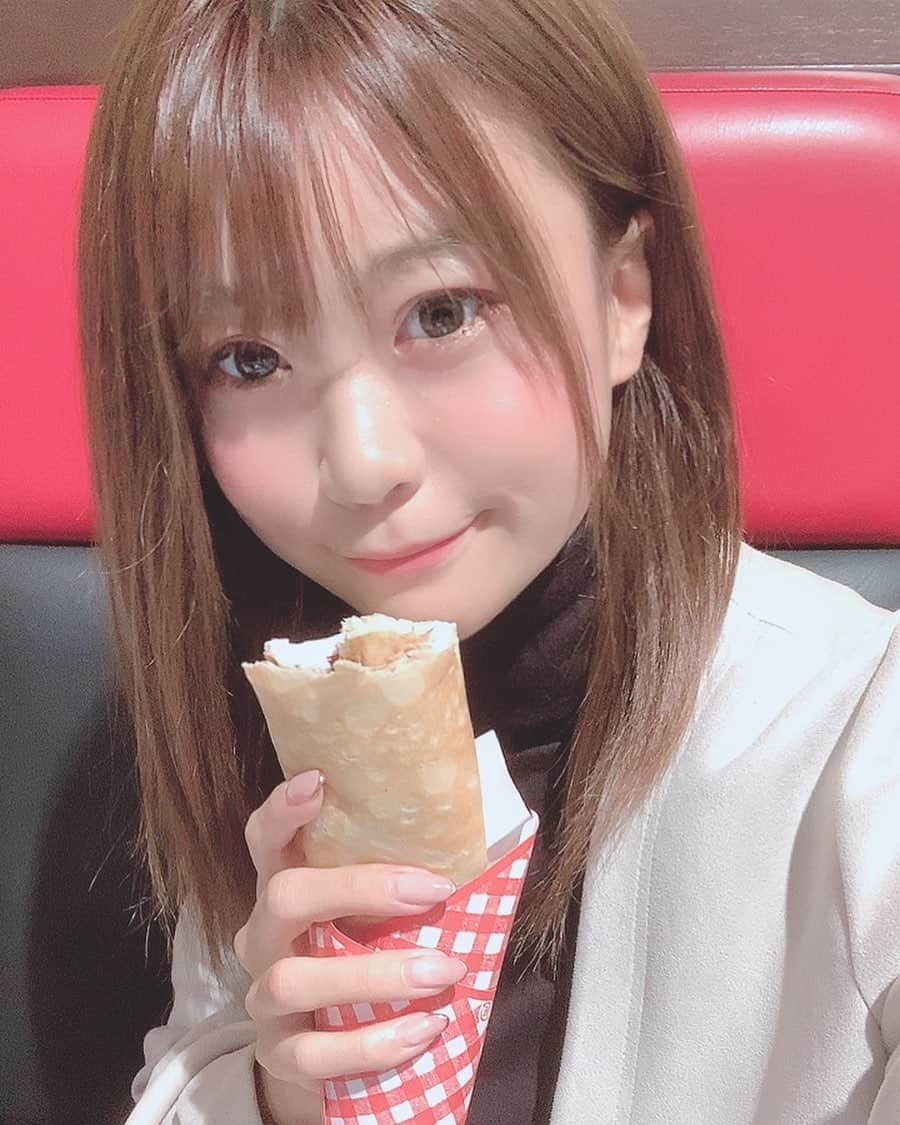 阿久津真央さんのインスタグラム写真 - (阿久津真央Instagram)「クレープぱくぱく😋💕🍓」11月15日 21時41分 - akutsumao