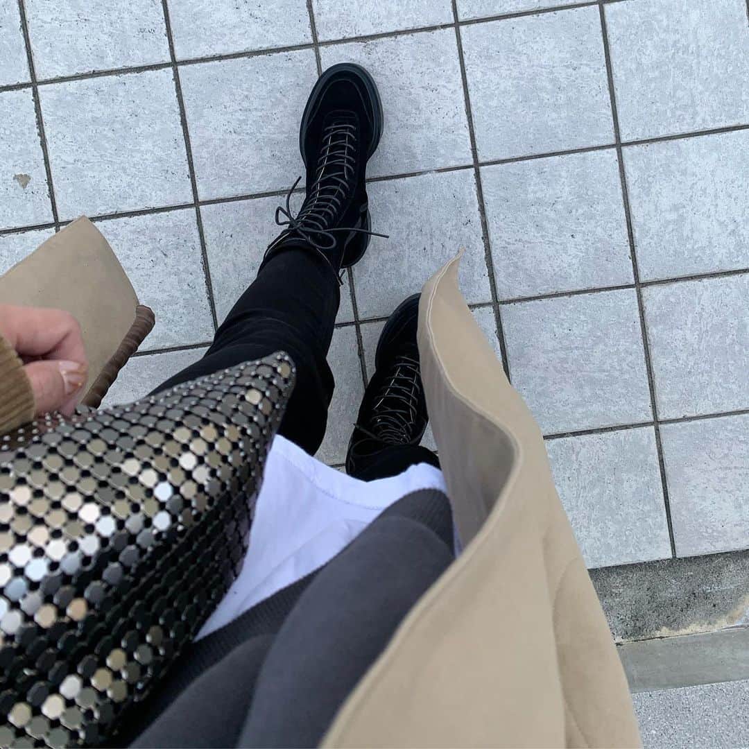 Mie Kawanoのインスタグラム：「さっそく履いてみた𓂃𓂂 可愛い❤︎ @untishold_official  _____________________________________ #untishold #coordinate #boots  #code #bigotre #fillthebill #canaljean #コーデ#コーディネート#ママコーデ#instagood #instafashion」