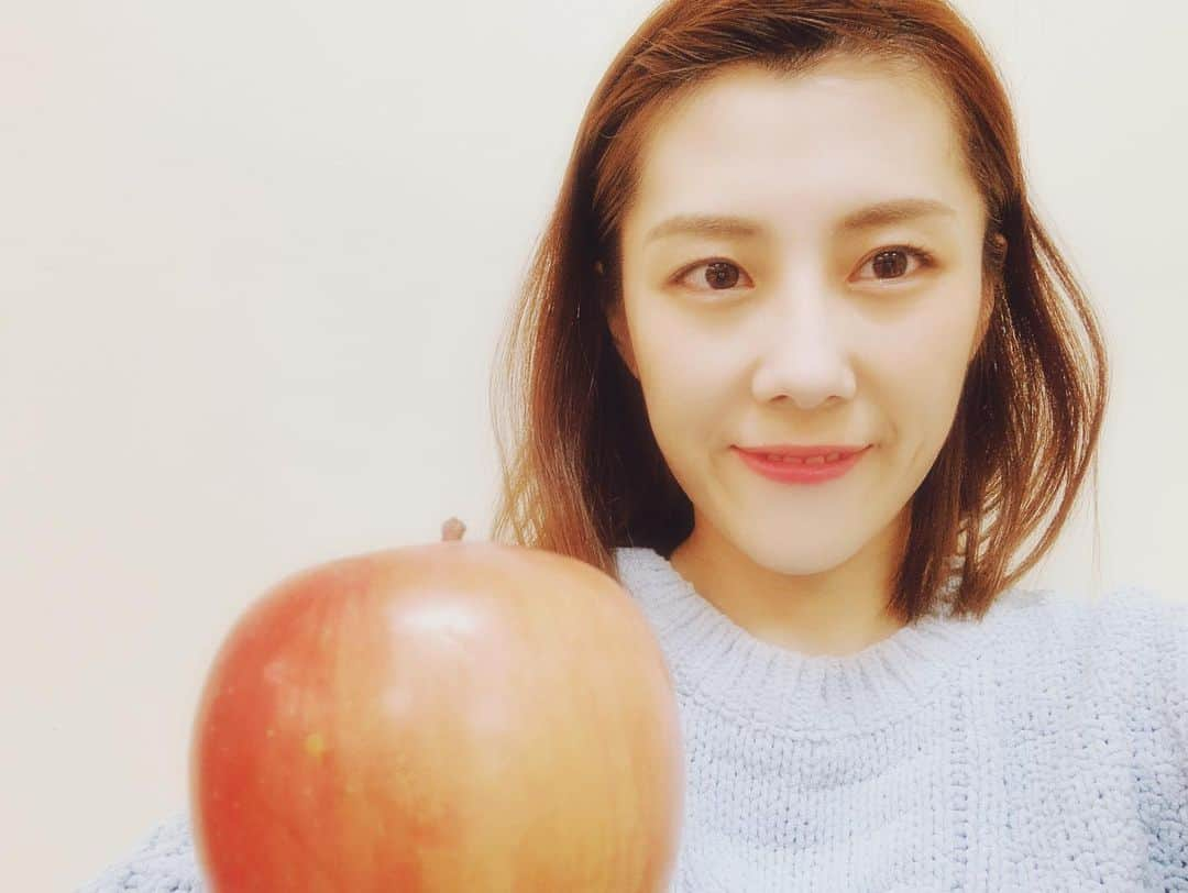 松田実里さんのインスタグラム写真 - (松田実里Instagram)「🍎🍏🍎 #りんご #Apple #日本 #青森  #リンゴジュース #りんごは正義  #だいすき #シャキがたまらん  #フォローミー#F4F #舞台好きな人と繋がりたい #写真好きな人と繋がりたい #japan #tokyo  #写真  #love #instagood #followｍe #fashion #팔로우 #셀카 #일상 #松田実里」11月15日 21時47分 - misato_matsuda