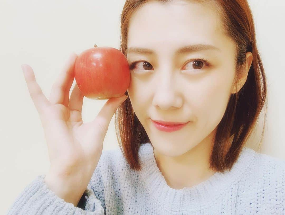 松田実里さんのインスタグラム写真 - (松田実里Instagram)「🍎🍏🍎 #りんご #Apple #日本 #青森  #リンゴジュース #りんごは正義  #だいすき #シャキがたまらん  #フォローミー#F4F #舞台好きな人と繋がりたい #写真好きな人と繋がりたい #japan #tokyo  #写真  #love #instagood #followｍe #fashion #팔로우 #셀카 #일상 #松田実里」11月15日 21時47分 - misato_matsuda