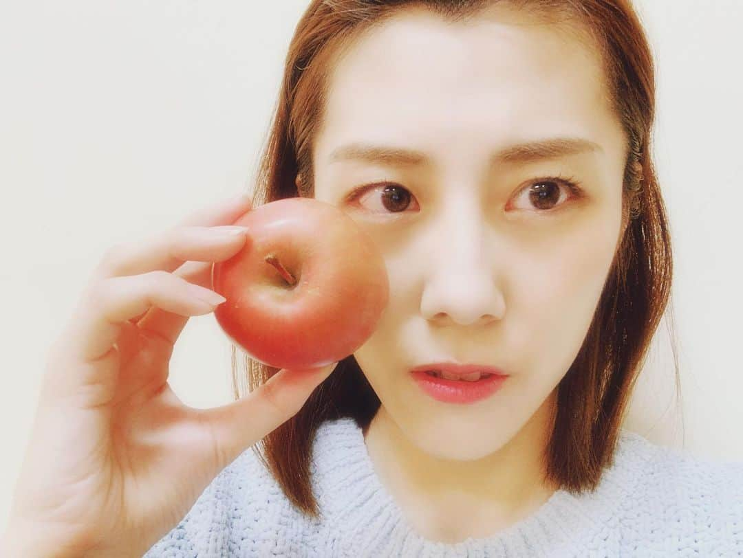 松田実里さんのインスタグラム写真 - (松田実里Instagram)「🍎🍏🍎 #りんご #Apple #日本 #青森  #リンゴジュース #りんごは正義  #だいすき #シャキがたまらん  #フォローミー#F4F #舞台好きな人と繋がりたい #写真好きな人と繋がりたい #japan #tokyo  #写真  #love #instagood #followｍe #fashion #팔로우 #셀카 #일상 #松田実里」11月15日 21時47分 - misato_matsuda