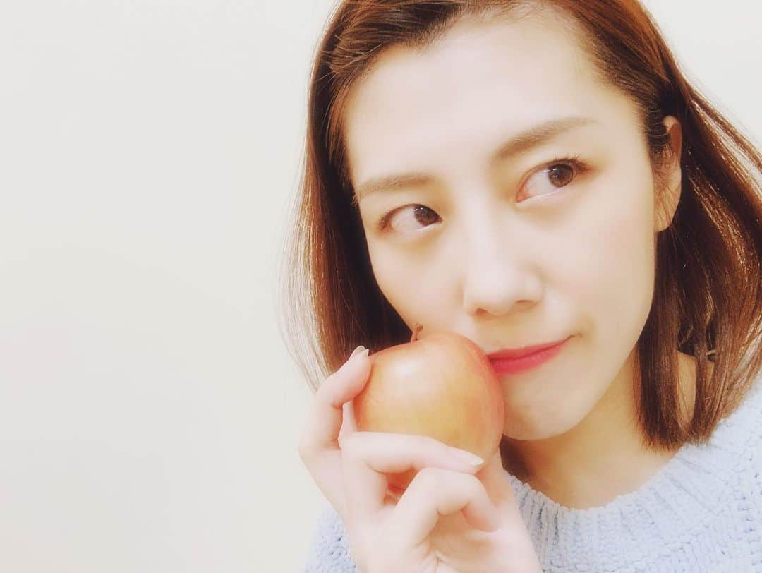 松田実里さんのインスタグラム写真 - (松田実里Instagram)「🍎🍏🍎 #りんご #Apple #日本 #青森  #リンゴジュース #りんごは正義  #だいすき #シャキがたまらん  #フォローミー#F4F #舞台好きな人と繋がりたい #写真好きな人と繋がりたい #japan #tokyo  #写真  #love #instagood #followｍe #fashion #팔로우 #셀카 #일상 #松田実里」11月15日 21時47分 - misato_matsuda