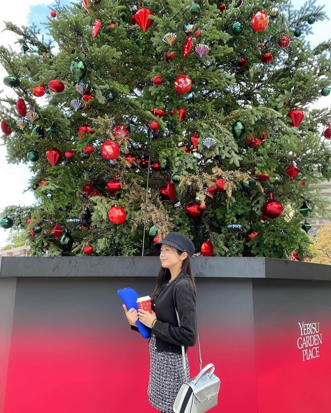 浅野杏奈さんのインスタグラム写真 - (浅野杏奈Instagram)「近そうで遠いいね﻿ 圣诞节马上就到来了吗？还没到来🌹﻿ ﻿ ﻿ #恵比寿ガーデンプレイス時計台広場1時﻿ #ポートレート #fashion #followme #アイドル #ootd  #coordinate #コーデ #时装 #idol #今日のコーデ　#style」11月15日 21時48分 - this.is.anna_box