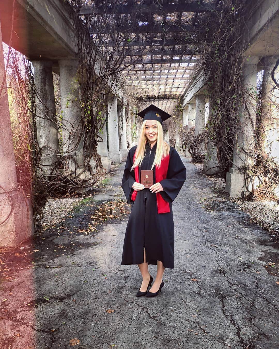 アガタ・フォルカシェブイチのインスタグラム：「Graduation! 🎓 #graduation #itsofficial #doctor #universitygraduation #nailedit #graduate #lekarz #dr4k #polishgirl #blonde」