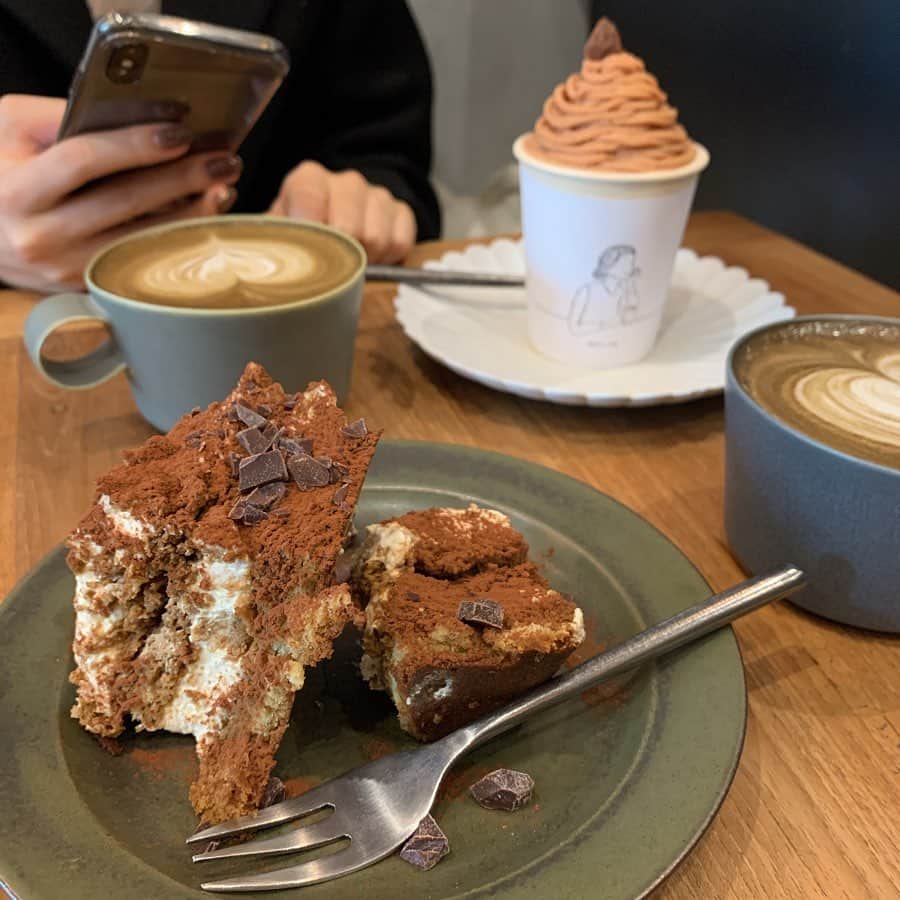 のインスタグラム：「【世田谷　BRICK LANE】 クラッシュチョコがいいアクセント！ 本格派ティラミス😋 ㅤㅤㅤㅤㅤㅤㅤㅤㅤㅤㅤㅤㅤ 🏠#世田谷　#bricklane 🚶‍♂️世田谷駅徒歩１分 📖ティラミス(¥480+tax) モンブランカップケーキ(¥600+tax) ほうじ茶ラテS(¥450)×2 ㅤㅤㅤㅤㅤㅤㅤㅤㅤㅤㅤㅤㅤ ティラミス目当てで行ったら、幸運なことに土日限定のカップケーキもあったからそっちも注文。 ㅤㅤㅤㅤㅤㅤㅤㅤㅤㅤㅤㅤㅤ ティラミスめっちゃうまい。 砕いたチョコがいい感じ。 最初スポンジ多いかなって思ったけどちょうどよかった。 苦すぎず甘すぎず。バランスいい。 全然浸ってない。 クリーム系ではない。 苦いのが苦手ならこのティラミス好きだと思う。 ぺろり。 ㅤㅤㅤㅤㅤㅤㅤㅤㅤㅤㅤㅤㅤ  韓国風の映えるカップケーキばかうまい。 クオリティ高すぎ。 中までしっかり。ナッツ入り。 カップケーキは季節で変わる。土日限定。 ただティラミスに比べてこっちはかなり重い。 ぎっしり入ってるからかな。 パリアのショートケーキなみの重さ。 シェアしたけど2人で気持ち悪くなった。 生クリーム好きじゃないと全部たべるのきつい。 罪悪感つよめ。 ㅤㅤㅤㅤㅤㅤㅤㅤㅤㅤㅤㅤㅤ ほうじ茶ラテミルク感たっぷりでめっちゃうまい。Sサイズでもたっぷり。 ほうじ茶がティラミスとばかほど合う ㅤㅤㅤㅤㅤㅤㅤㅤㅤㅤㅤㅤㅤ 5テーブルあって3組いたよ。 平日だから空いてたけど土日は並ぶみたい。 カフェ好きならここのお店外せないっしょ。 店員さんもめちゃフレンドリー！ ティラミス巡りにどうぞ！  ㅤㅤㅤㅤㅤㅤㅤㅤㅤㅤㅤㅤㅤ 営業日は店のインスタチェックしなね！ ちなみに世田谷駅は渋谷からバスで一本で行けるよ！ ㅤㅤㅤㅤㅤㅤㅤㅤㅤㅤㅤㅤㅤ  東京都世田谷区世田谷1-15-14 1F 営業時間11:00〜19:00(店のインスタチェック) 定休日火曜日」