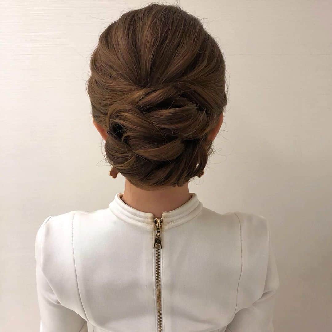 Tomoyo Kitamuraさんのインスタグラム写真 - (Tomoyo KitamuraInstagram)「先日のお客様。 大人きれいめ毛流れシニヨン。 #ヘアメイク #ヘアセット #ヘアアレンジ #ヘアスタイル #銀座#美容師 #ウェディング#ウェディングヘア #ブライダル#ブライダルヘア #結婚式#プレ花嫁#花嫁#前撮り#着物#浴衣 #シニヨン#ダウン#夜会巻き #ヘアメイクリハーサル #bride#bridehair#bridal#updo#upstyle」11月15日 21時55分 - tmy_o3.pugmi