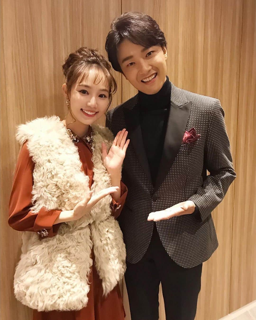 咲妃みゆのインスタグラム：「皆さまお元気ですか？😊﻿ ﻿ 昨日は、井上芳雄さんと一緒に東京ミッドタウン日比谷のイルミネーション点灯式に参加させて頂きました✨少々(……いえ、大分‼︎)強い風が吹き荒ぶ中、大勢の方々が足を止めてご覧くださり、とても嬉しかったです😭💕ありがとうございました！﻿ ﻿ 今冬のミッドタウン日比谷のイルミネーションツリーでは、果てしない宇宙や軽やかに昇りゆくシャボン玉が表現されていてとっても美しいです✨なんと‼︎ツリーの中にも入れるようになっていて、外観とはまた違った美しい世界が広がっているそうです😍私も未体験なので、近々また訪れたいと思っています☺️🎵﻿ ﻿ ﻿ 点灯式後に、とても紳士的でチャーミングな井上芳雄さんと…📷✨お稽古が始まって間もないのですが、私は既に助けて頂いてばかりです…😭ご一緒出来る有り難さを噛み締めつつ、これからも頑張ります‼️﻿ ﻿ #東京ミッドタウン日比谷﻿ #井上芳雄 さん✨﻿ #シャボン玉とんだ宇宙までとんだ﻿ #人生初の﻿ #点灯ボタン押し ❤️﻿ ﻿」