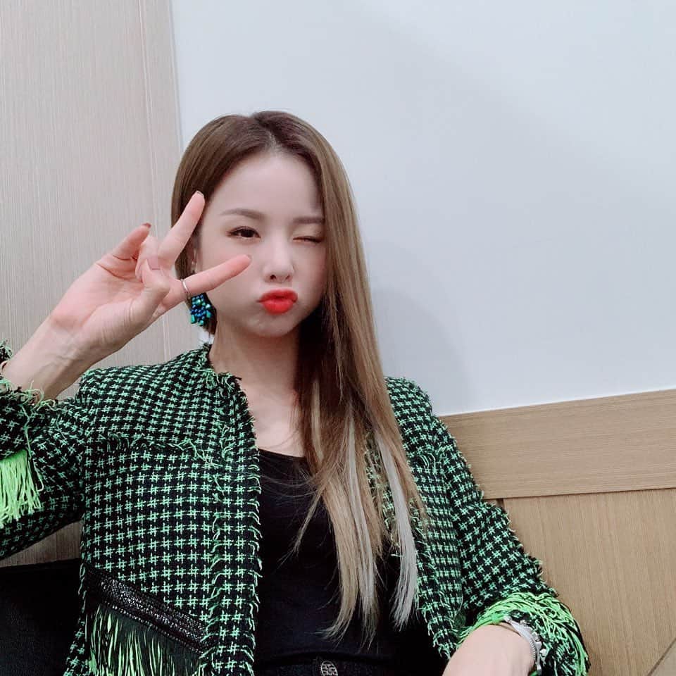 EXIDのインスタグラム：「[#EXID] 잠시 후 11시‼️ Mnet 월드클래스에서 솔지랑 만날 LEGGO⁉️ 본방사수하기😘 ⠀ #솔지 #월드클래스」