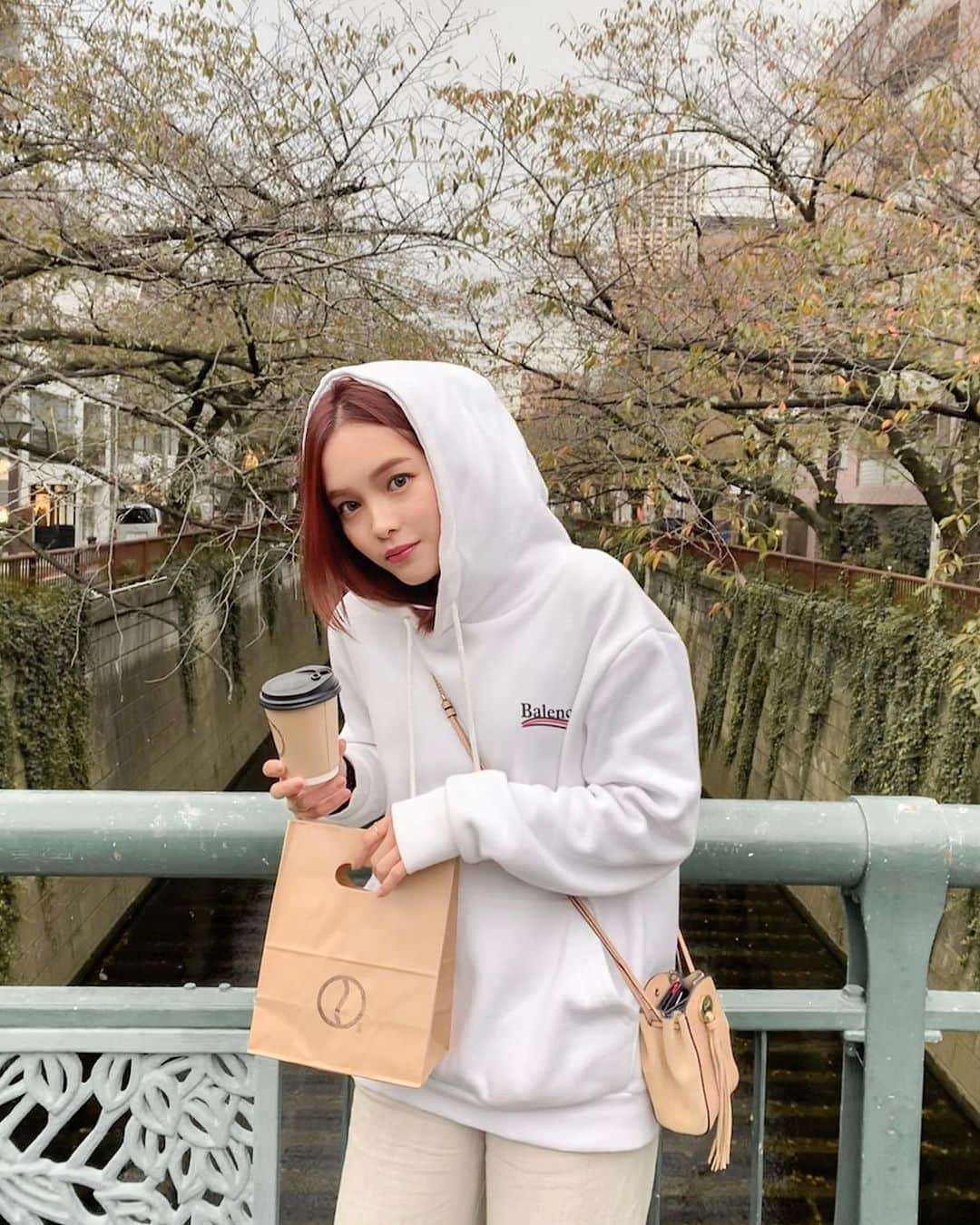 Lilmeのインスタグラム：「中目黒川沿いで飲むあったかいコーヒーが染みる季節になりました🐑🌥☕️💭 中目黒の駅近にある〝豆虎〟のコーヒーは友達へのプレゼントにもぴったりでついつい買いたくなります🎁」