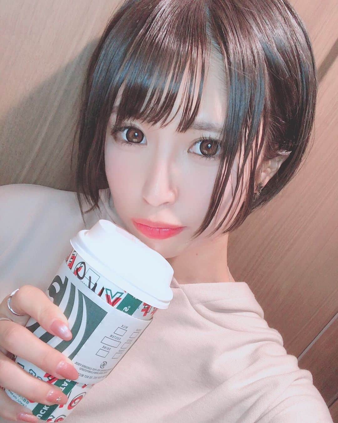 のインスタグラム：「スタバ☕️ クリスマスで可愛くて ついいってしまう🎄 . . . . . . . . . . . . . . . .  #ショートカット#ショートカット女子 #アイドル#スタバ#スタバ部#キャラメルスチーマー#starbucks #cafe#coffe#idol#dance#smile#followme#instagood#フォロー募集#フォロー歓迎#フォロワー募集中#l4l#粉我#팔로우환영#팔로미#친구해요#오오티디#셀카그램#自撮り#selfie#自撮り界隈」