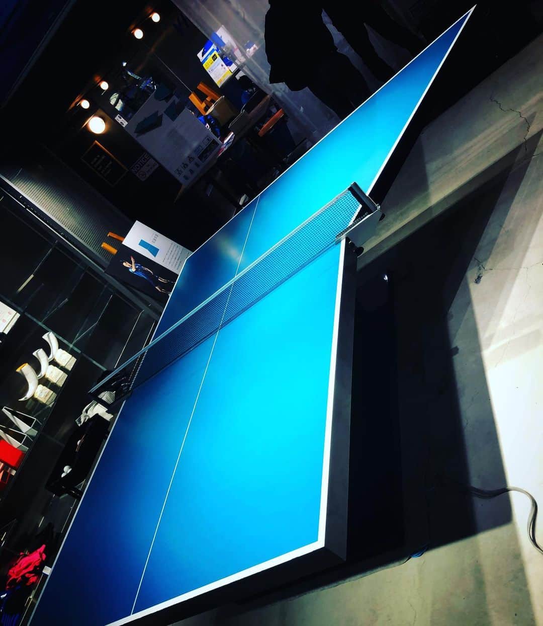 林彰洋のインスタグラム：「卓球🏓のbarオープニングに先駆けて、中を拝見させていただきました。 パラリンピック卓球における闘技者の方々は人によってそれぞれ不得意な部分があります。 それは実際に健常者が行うと、この様な台のイメージになるそうです。 (この方は左足に踏ん張りが効かない為、自分の左側がウィークポイントになるそうです。) そうするとこの様な形で卓球をやってる感じだそうです。 だから皆攻める時は相手のそういうポイントを試合の際には突いてくるそうです。 この様に知らなかった知識を入れる事で、また一味違ったパラ卓球を楽しんで見られるのではないかと思います。 是非一度御拝見を👌 #パラ卓球🏓 #tabletennis #不思議な台 #opening #tokyo2020」