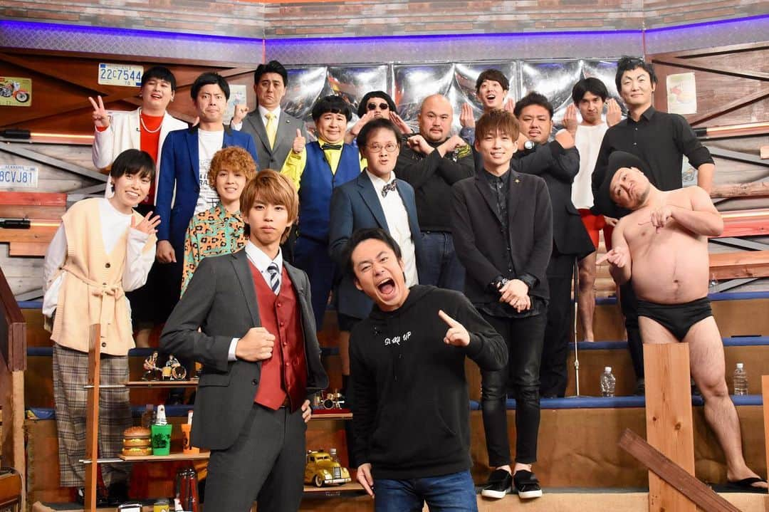 日本テレビ「ウチのガヤがすみません！」さんのインスタグラム写真 - (日本テレビ「ウチのガヤがすみません！」Instagram)「👆好きな人を見つけたらコメント欄に❤️を残してね😘（名指しも歓迎🙌絵文字のみも🙆‍♀️） 次回のゲストは#はじめしゃちょー ＆#フィッシャーズ #シルクロード さん🥳💫 . YouTubeフォロワー820万人超え‼️ 大人気✨のはじめしゃちょー… #ウチガヤ のようなスタジオバラエティへの出演は初めて😳とのこと💓💓 . こちらも大人気🔥フィッシャーズのリーダー、シルクロードさん💪 スタジオで体を張った芸にチャレンジ😤驚愕の大事件勃発🤣‼️ . はじめしゃちょー＆シルクロードさんプロデュースの 『自撮り動画』撮影に、番組MCのヒロミさん＆後藤さんが挑戦☠️🏴‍☠️ スタジオ大爆笑の動画とは⁉️ . 【11/19(火)23:59〜】見てねー😆💗💗 . 【芸人名】各列左→右 #フワちゃん #チョコレートプラネット #りんごちゃん #相席スタート #コスモスライダー #紅しょうが #なすなかにし #アイロンへッド #市川こいくち #藤井21 . #尼神インター #アインシュタイン #ハリウッドザコシショウ #ラフレクラン #鬼越トマホーク #みなみかわ #Mrシャチホコ #ビスケッティ #入間国際宣言 . #ウチのガヤがすみません #豪華ゲストとガヤ芸人 #芸人」11月15日 22時25分 - uchino_gaya