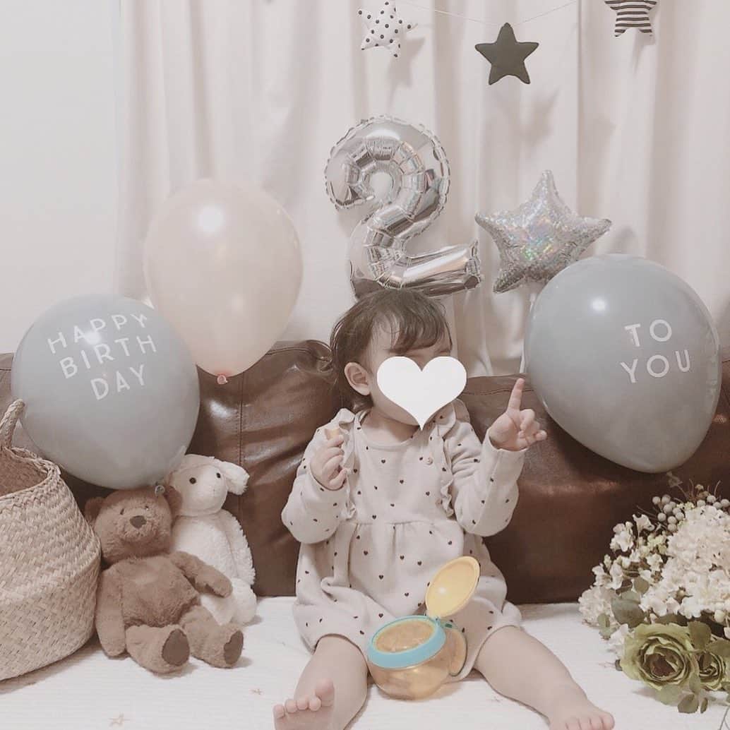 小林まな美のインスタグラム：「🎂 娘が2歳になりました◡̈♡ ・ ・ 相変わらずのわんぱくガールで毎日追いかけ回していますが ・ ベビーからキッズになりつつある今の時期、あっという間に過ぎてしまいそうなので ・ 毎日怒りながらも🤣 楽しく過ごしていきたいと思います🍩🍭🍪🍮🍦 ・ ・ 娘よありがとう❤️ ・ ・ ・ #happybirthday  #2歳 #24ヶ月 #女の子 #こどものいる暮らし #こどものいる生活 #お誕生日おめでとう #2歳お誕生日 #アンパンマンごはん #2歳誕生日ケーキ #わんぱくガール #てんぱー #てんぱーちゃん」