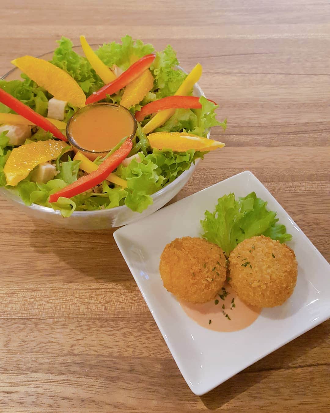 石塚かおりさんのインスタグラム写真 - (石塚かおりInstagram)「#野菜ソムリエ#レタス#サラダ#ランチ#カフェバー  今週の、ゆうわく飯。 #サラダ好き にはたまらない。  #おしゃれ女子 の心もくすぐる 「cafebar lettuce」の オレンジパワーサラダランチ。  2種類のレタスの食感が最高。 ちっちゃなライスコロッケもついて。  満腹でも罪悪感なし(笑)  #水耕栽培#新潟ランチ#新潟カフェ#新潟グルメ#食べ歩き#野菜#ベジタブル#ライスコロッケ#ギルティフリー#ティータイム#タピオカ#パンケーキ#ディナー#ハンバーグ#アヒージョ#女子会#二次会#貸し切り#パーティー#ゆうわく伝説#新潟放送#アナウンサー#石塚かおり」11月15日 22時21分 - kaori_ishizuka413