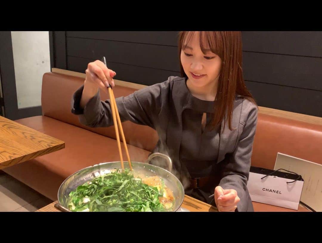 浜田翔子さんのインスタグラム写真 - (浜田翔子Instagram)「本日代官山にOpenした @veggiefarm_tokyo さんに行ってきました！ 🥬🍠🥕🥦 野菜大量にたべれたから幸せでした！ サラダにバーニャカウダにケールすき焼き🥬🥩 ケールすき焼きコースにしたよ。 今度はランチも行きたいなぁ😌🥑 YouTubeにも載せるね！  #ベジファームトーキョー  #veggiefarmtokyo」11月15日 22時23分 - shoko_hamada