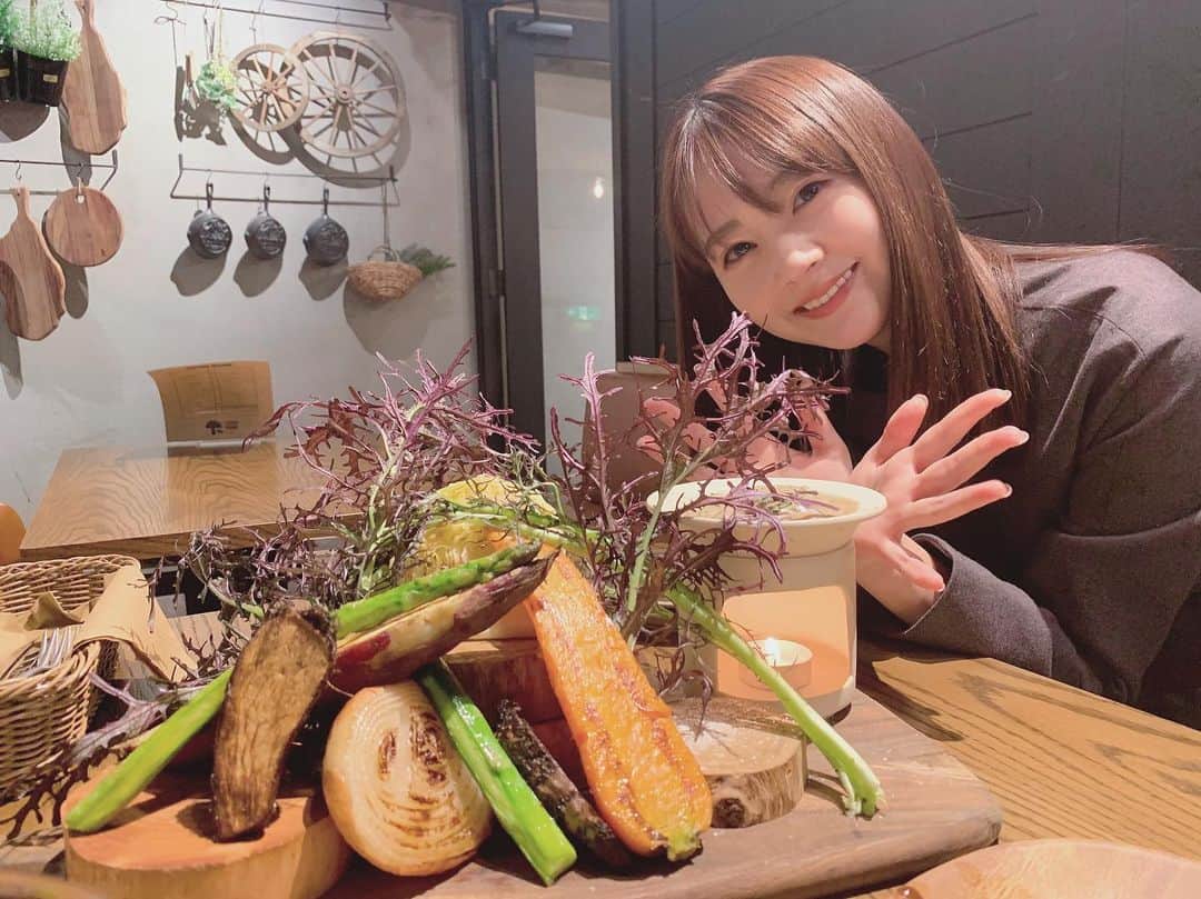 浜田翔子さんのインスタグラム写真 - (浜田翔子Instagram)「本日代官山にOpenした @veggiefarm_tokyo さんに行ってきました！ 🥬🍠🥕🥦 野菜大量にたべれたから幸せでした！ サラダにバーニャカウダにケールすき焼き🥬🥩 ケールすき焼きコースにしたよ。 今度はランチも行きたいなぁ😌🥑 YouTubeにも載せるね！  #ベジファームトーキョー  #veggiefarmtokyo」11月15日 22時23分 - shoko_hamada